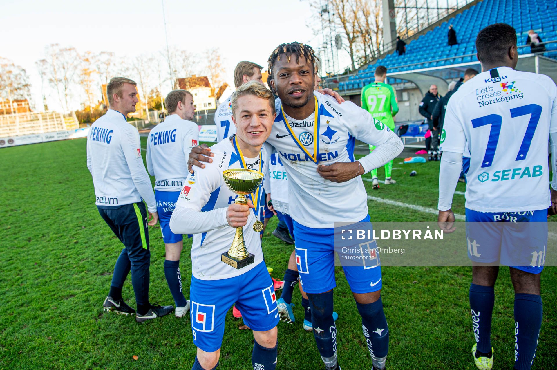 Norröpings Pontus Tillmar och Kevin Alvarez   jublar åt