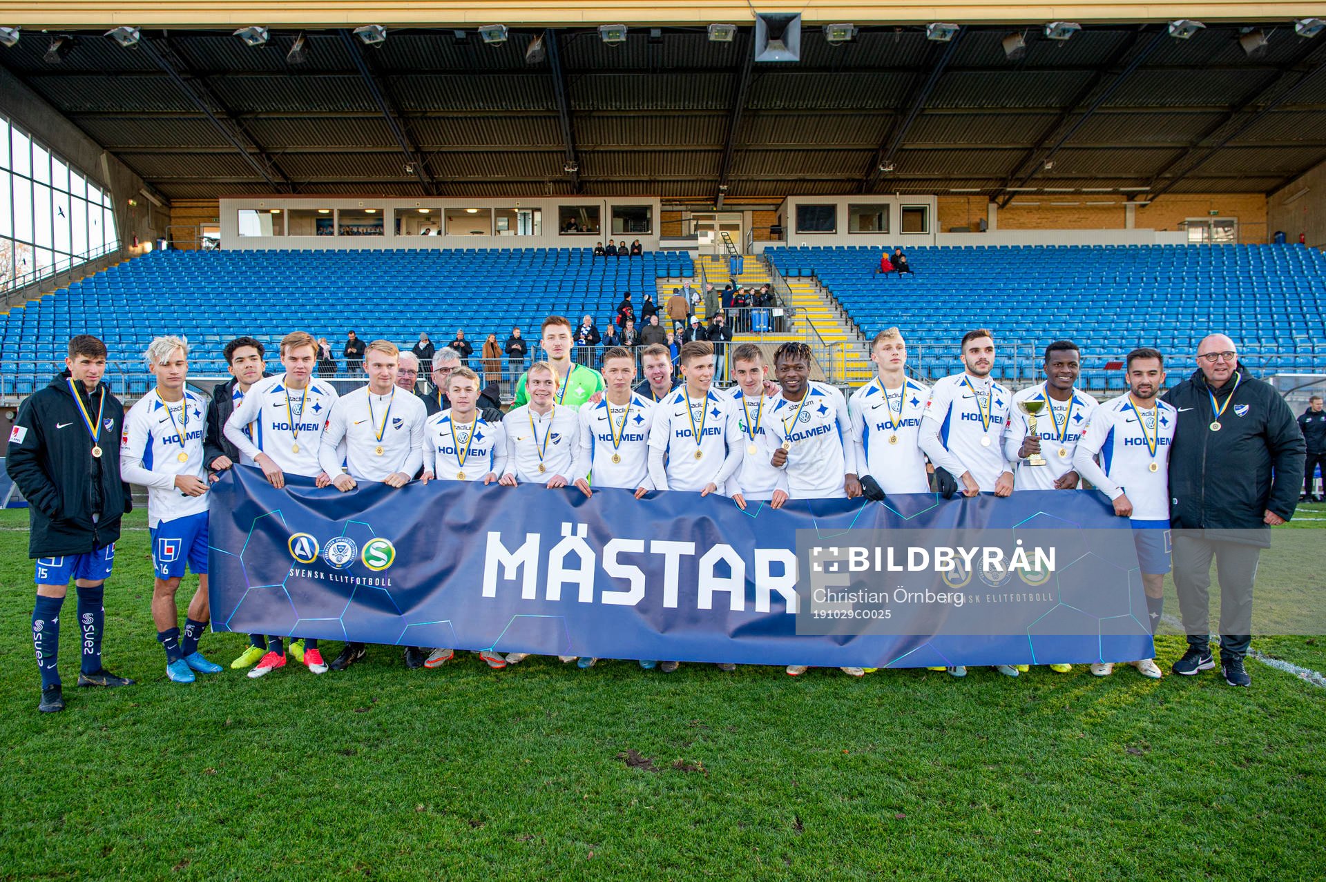 Norröpings spelare jublar åt vinsten i U21-finalen mellan