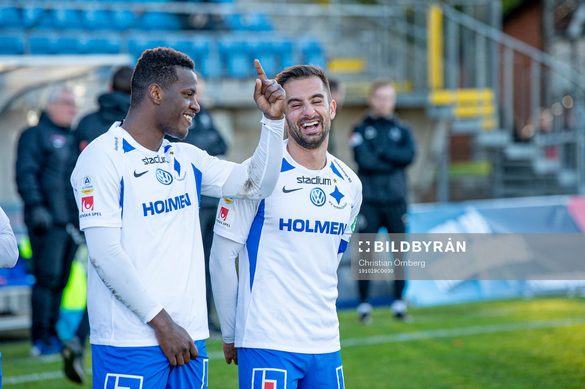 Norröpings Manasse Kosu och Christopher Talo jublar åt