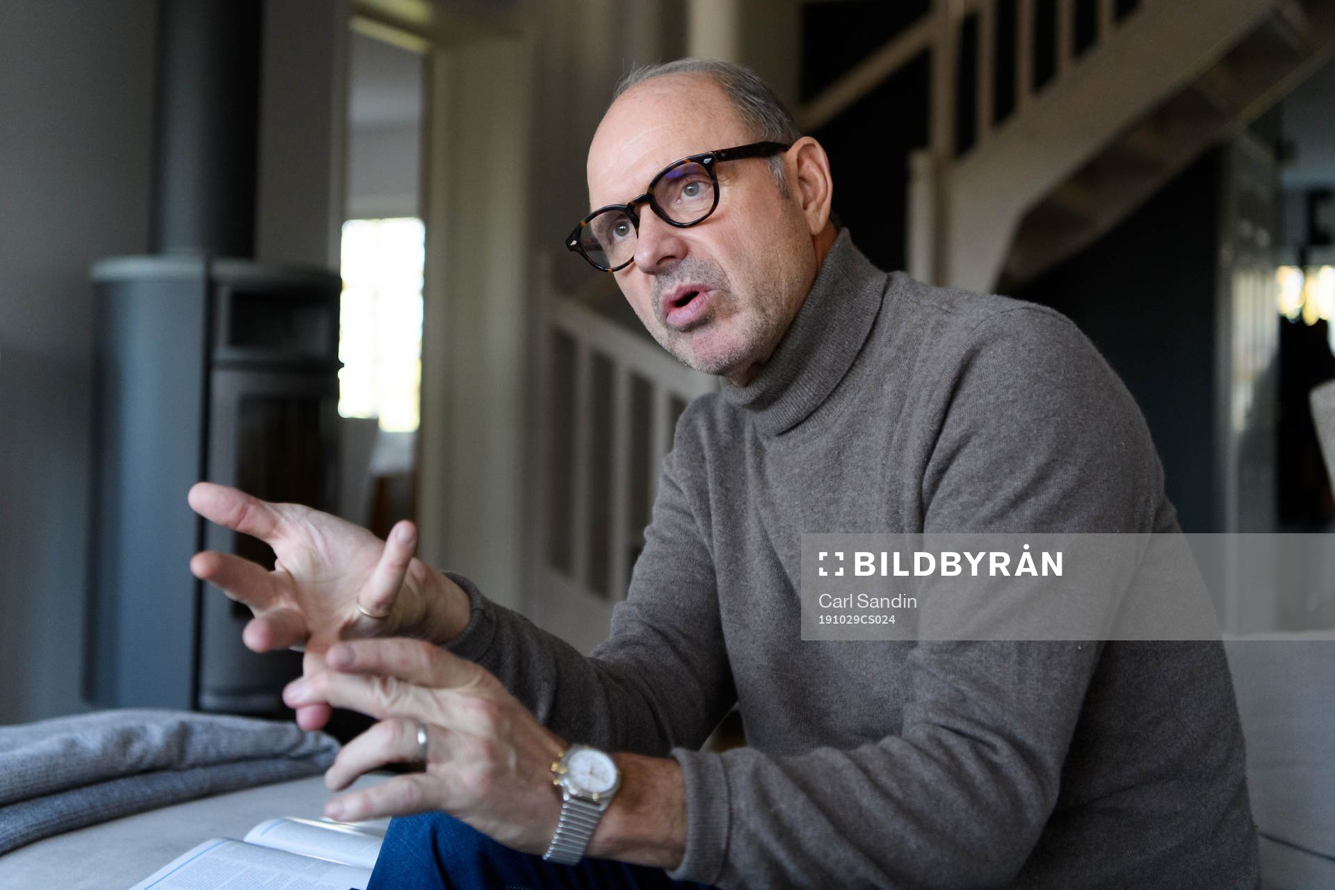 Thomas Ravelli blir intervjuad i sitt hem