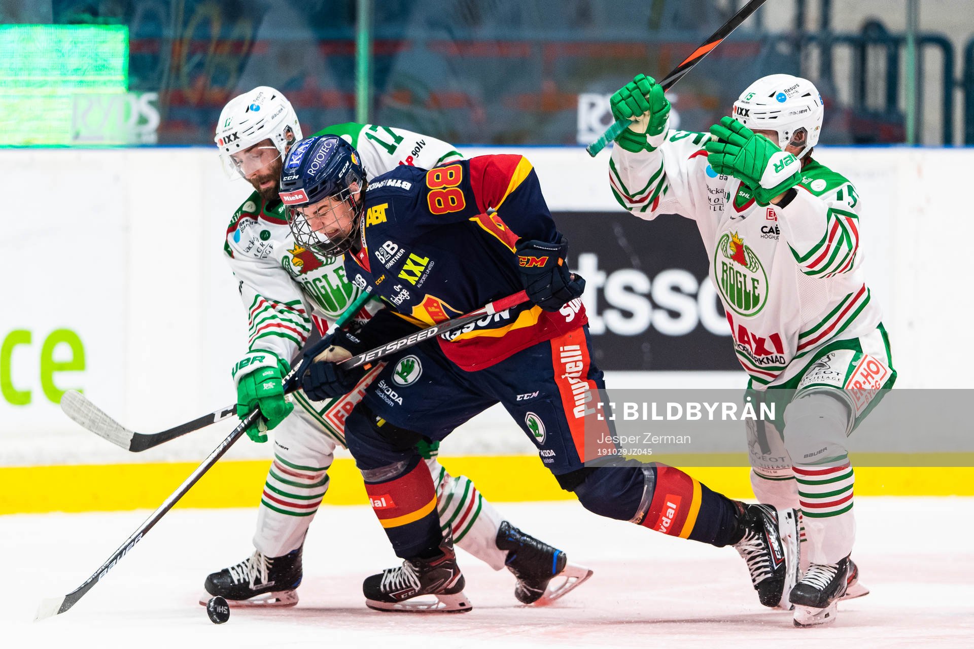 Rögles Taylor Matson och Simon Ryfors i kamp om pucken med