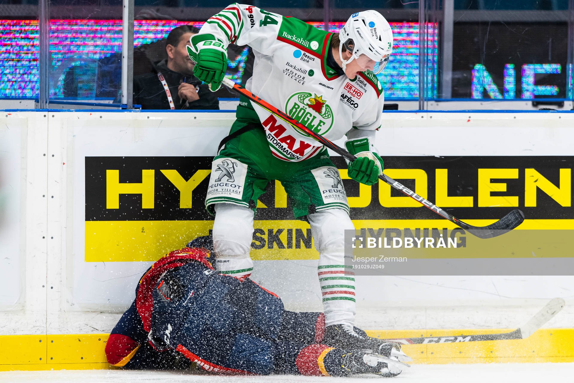 Djurgårdens Olle Alsing faller