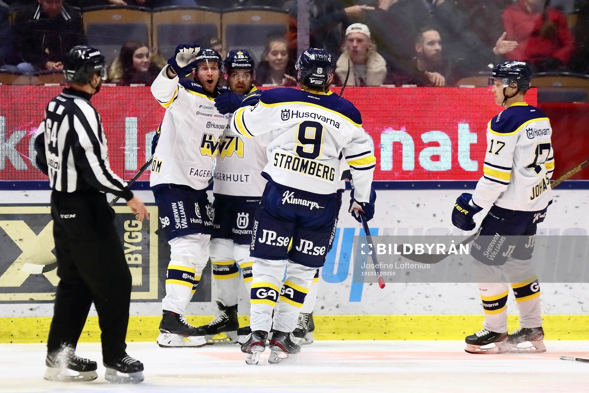 s Axel Holmström jublar med sina lagkamrater