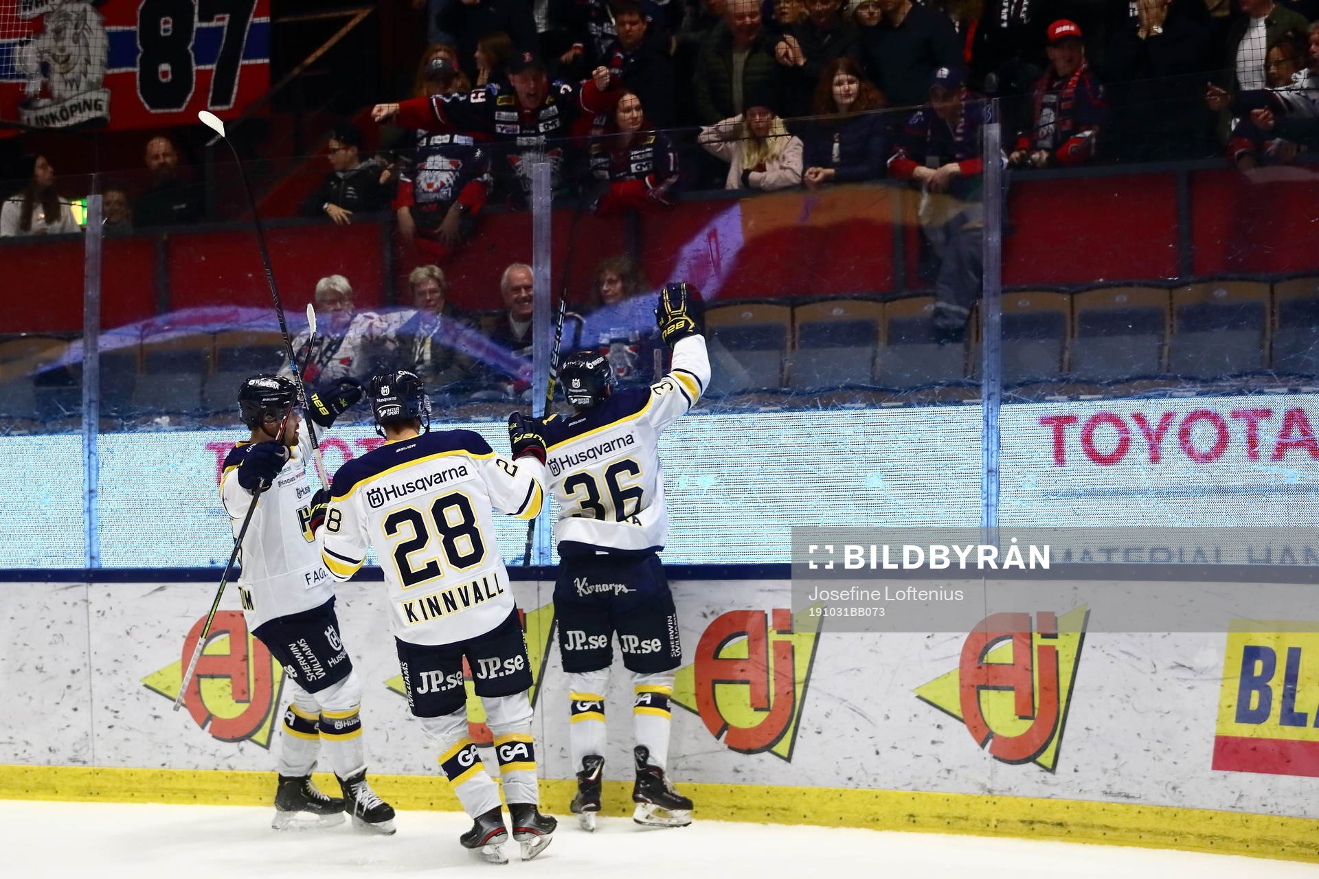 s Anthony Camara jublar mot Linköpings supportrar