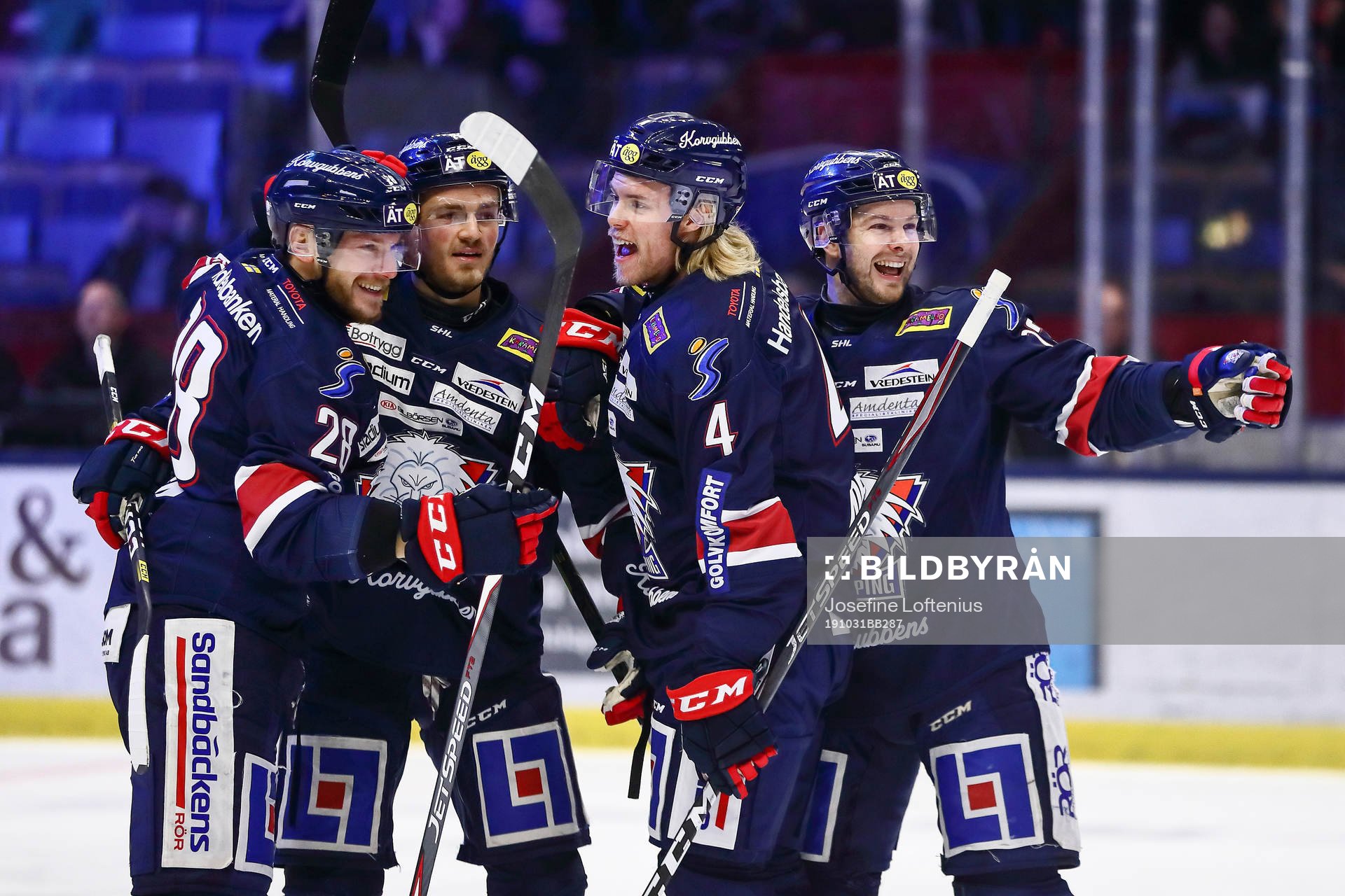 Linköpings Jaakko Rissanen jublar med Samuel Lofquist och