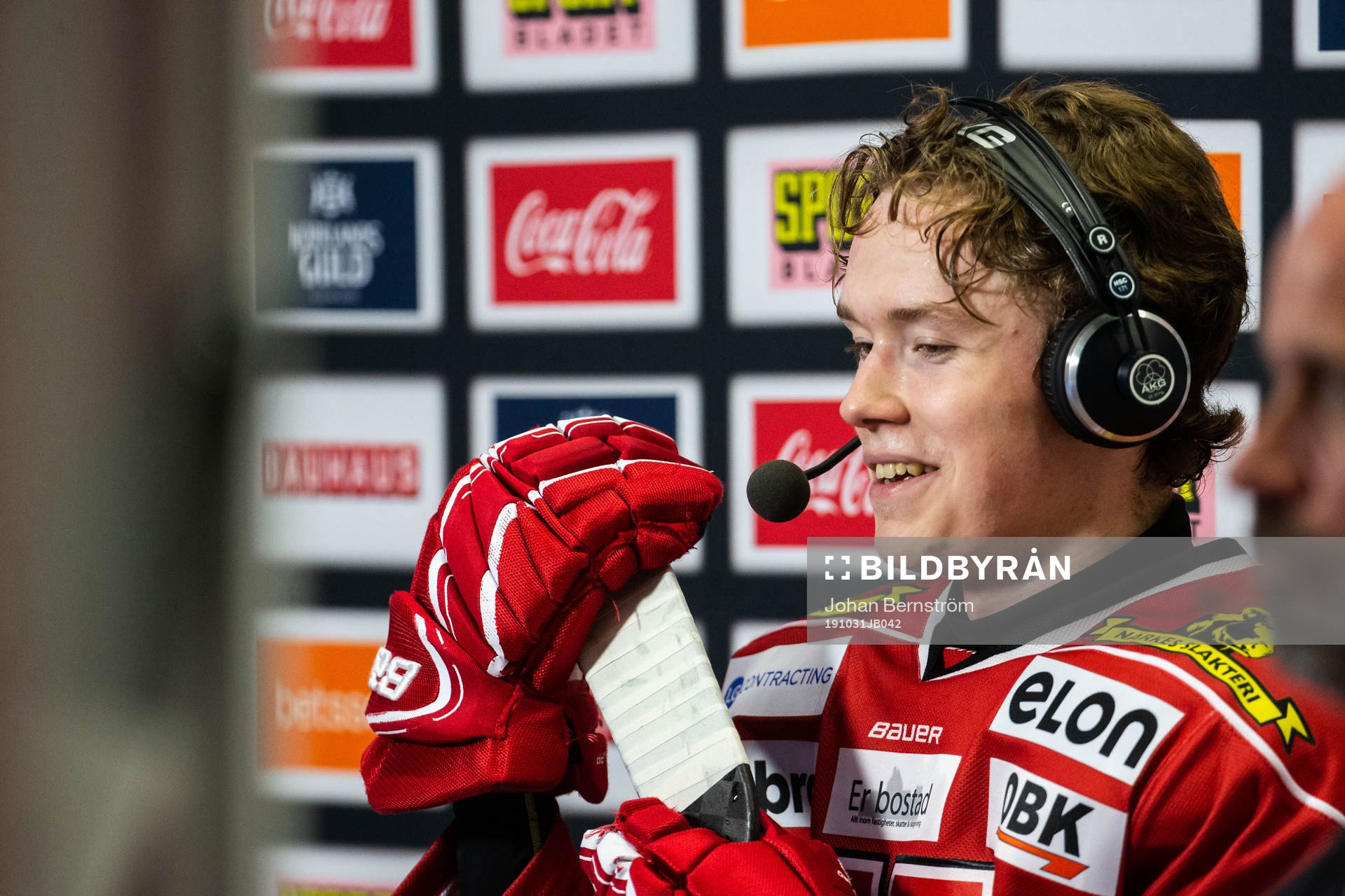Örebros Linus Öberg blir intervjuad