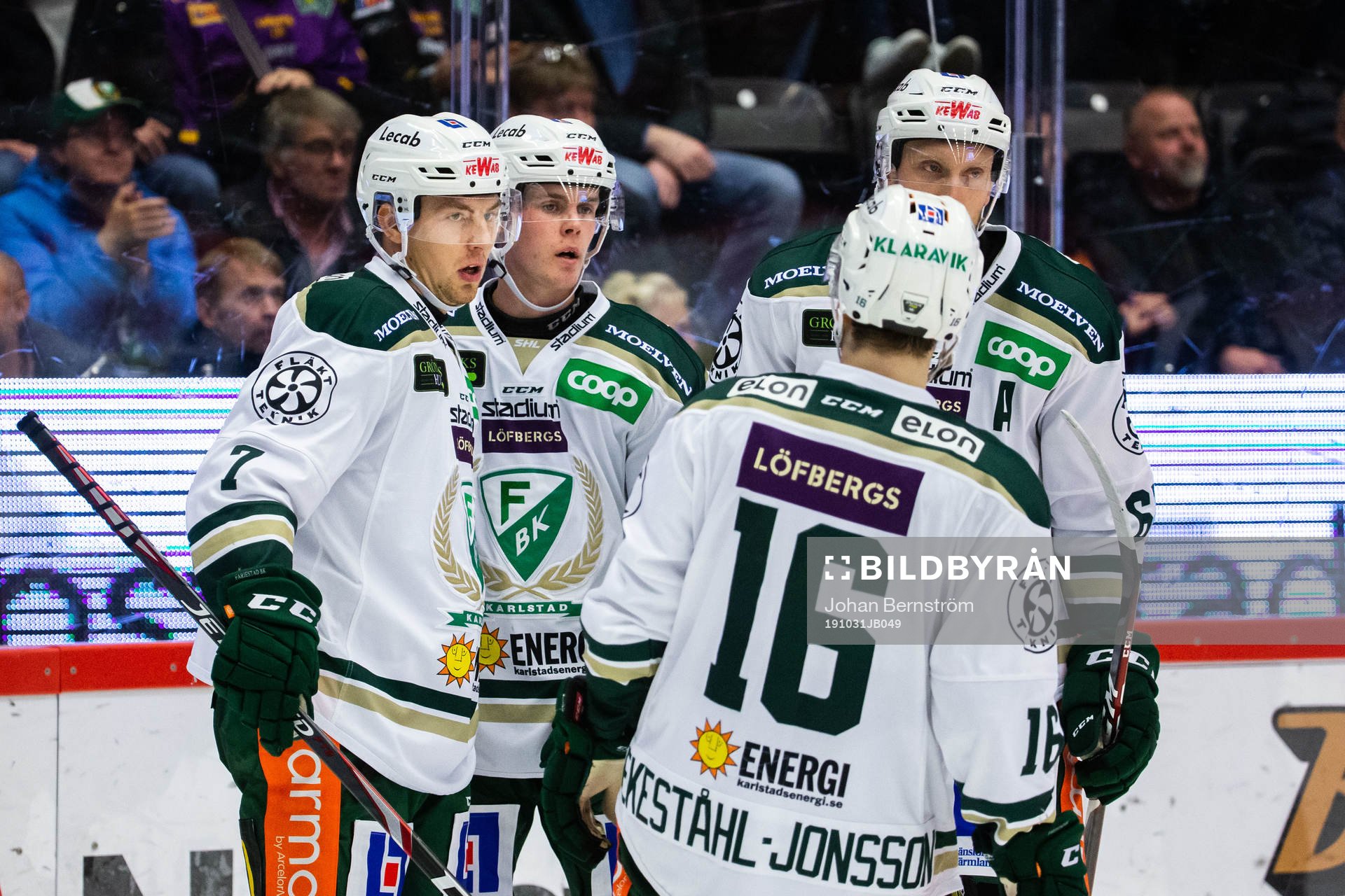 Färjestads Carl Jakobsson jublar med lagkamrater