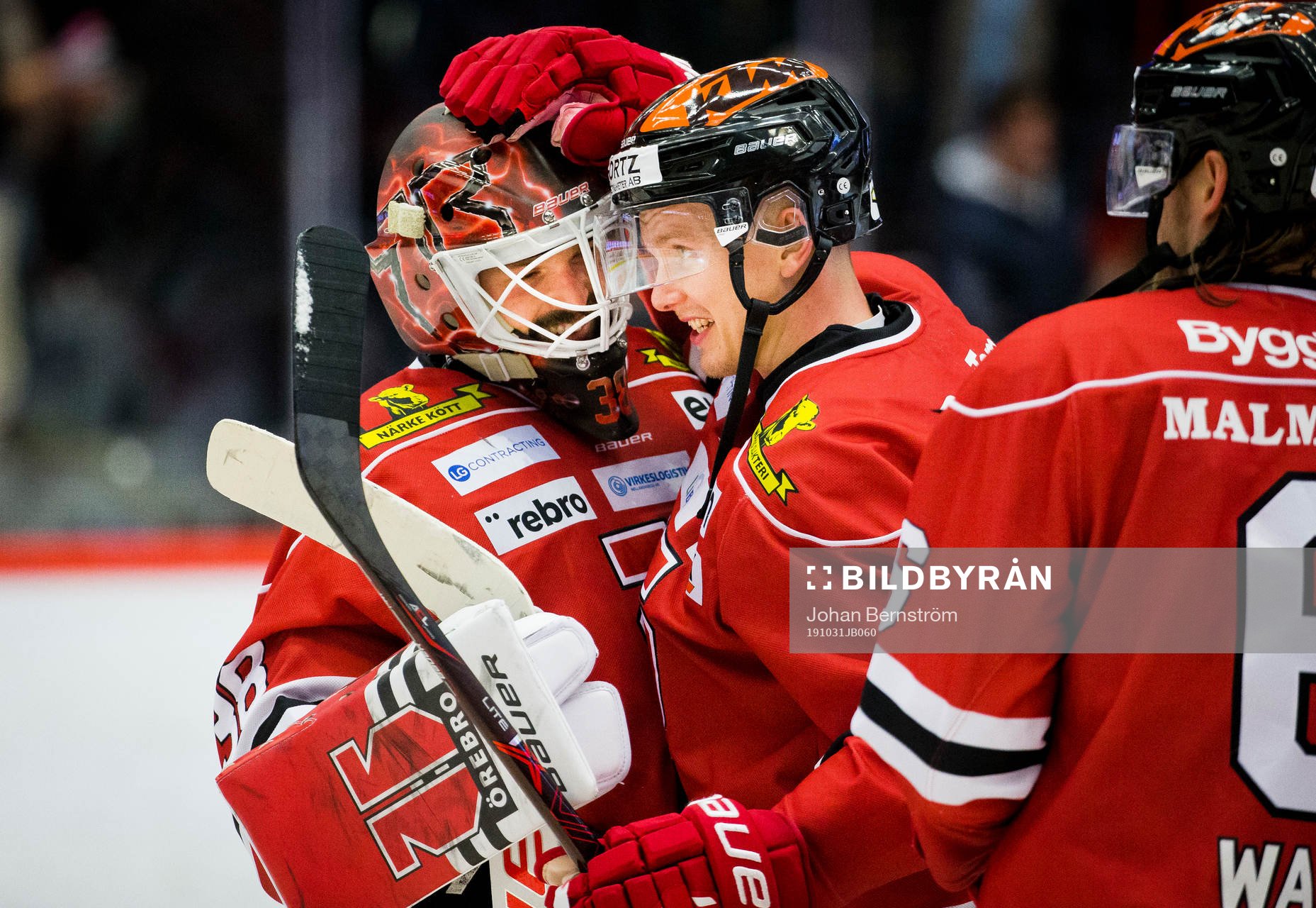 Örebros målvakt Dominik Furch jublar med Gustav Backström