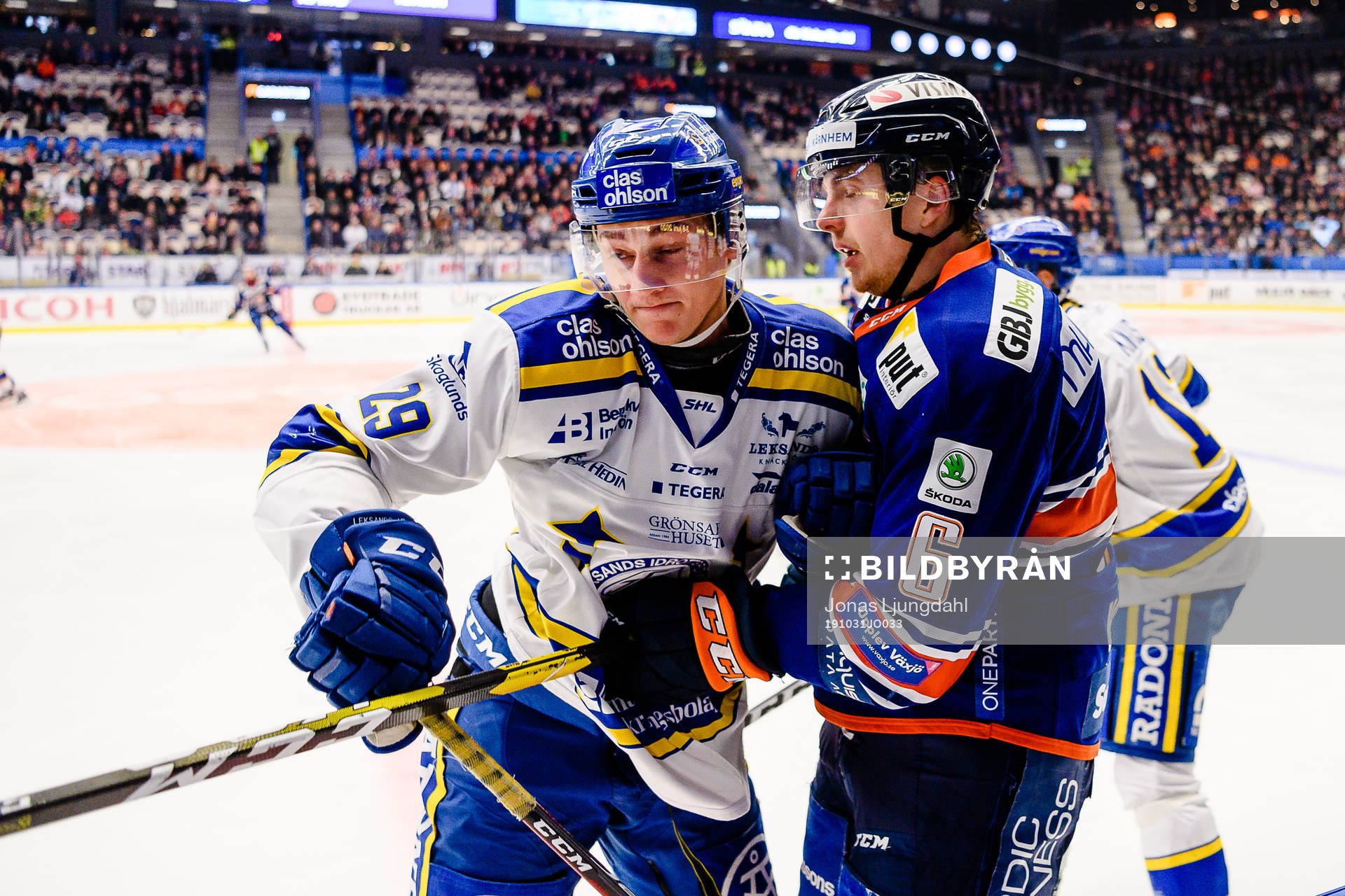 Leksands David Rundqvist tacklar Växjös Linus Högberg