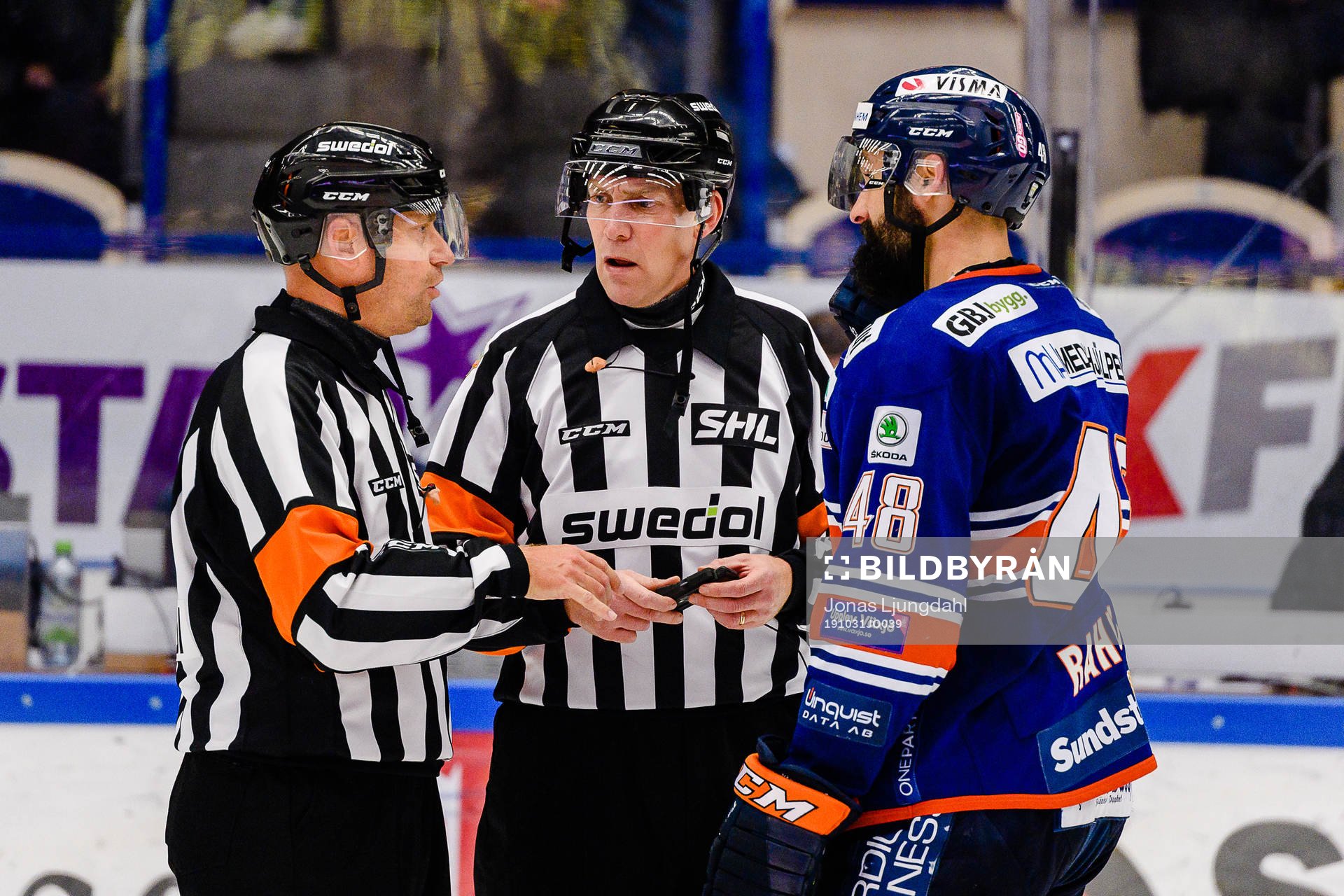 Domare Sören Persson och Domare Morgan Johansson pratar