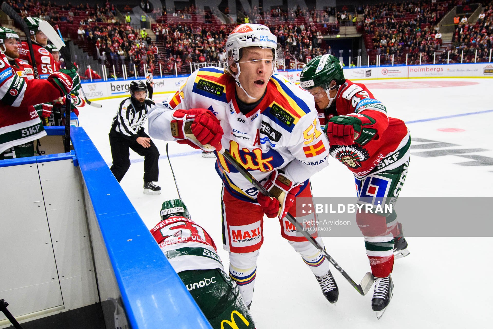 Frölundas Rhett Rakhshani tacklar Malmö Redhawks Emil
