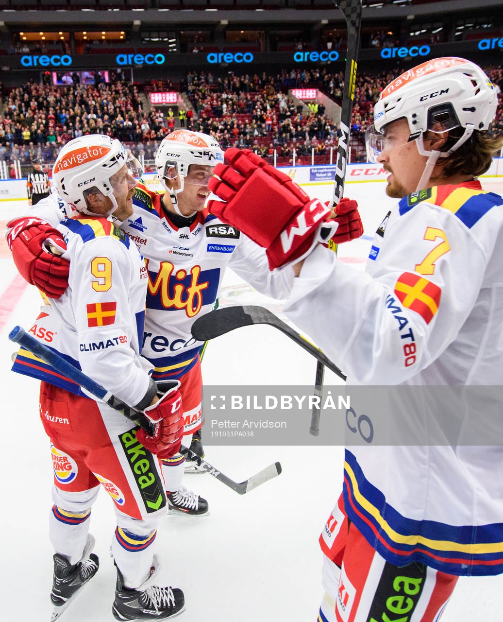 Malmö Redhawks Carl-Johan Lerby jublar med Frederik Storm