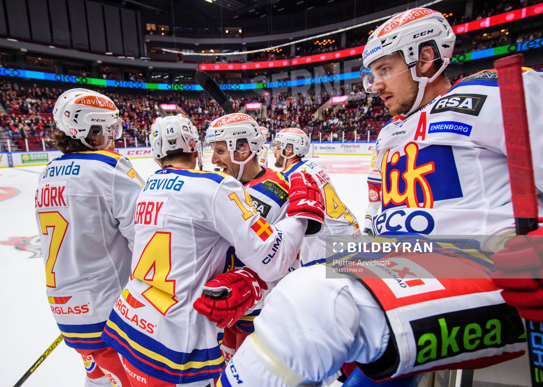 Malmö Redhawks Carl-Johan Lerby jublar med Frederik Storm