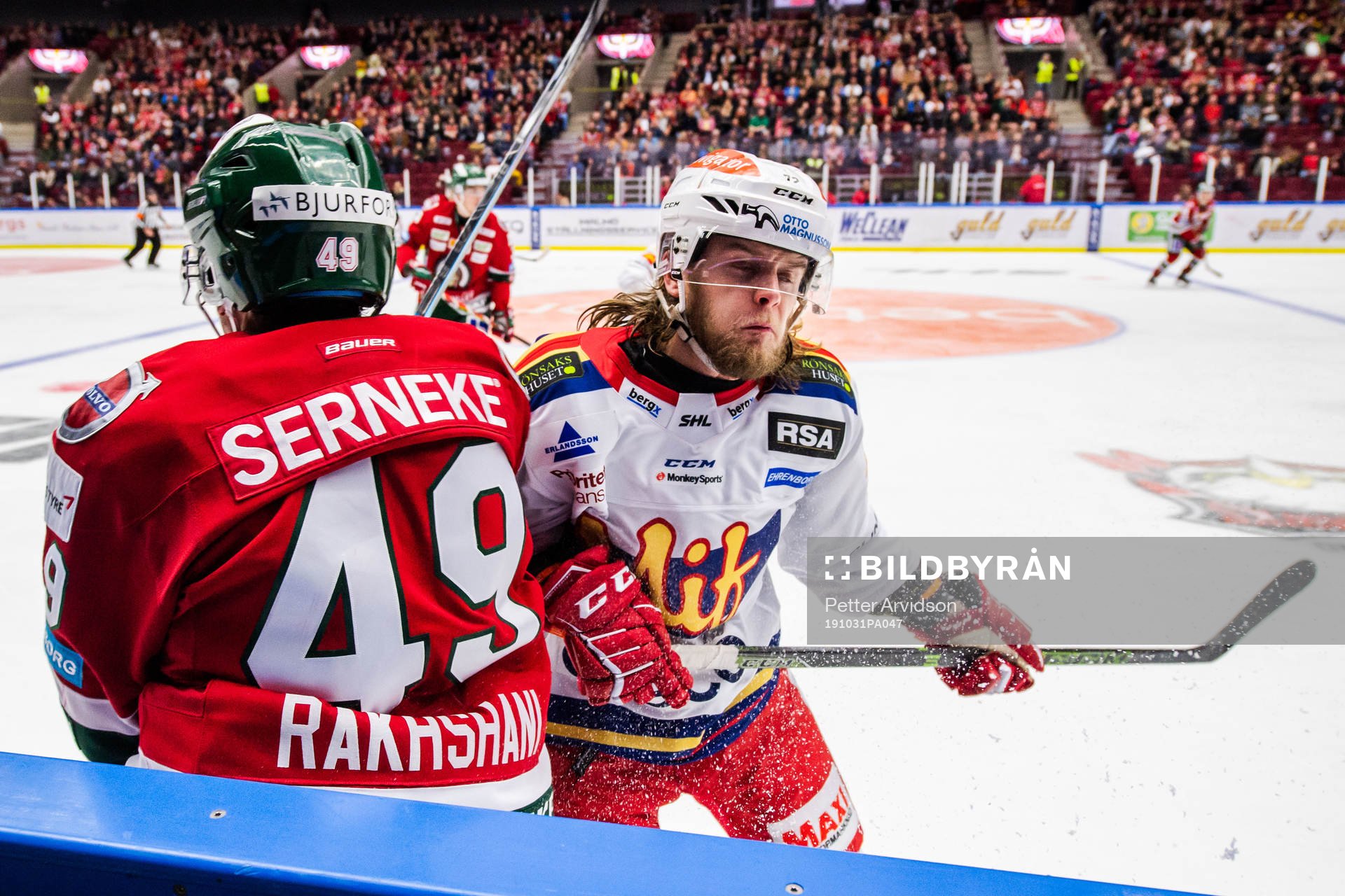 Malmö Redhawks Marcus Björk tacklar Frölundas Rhett