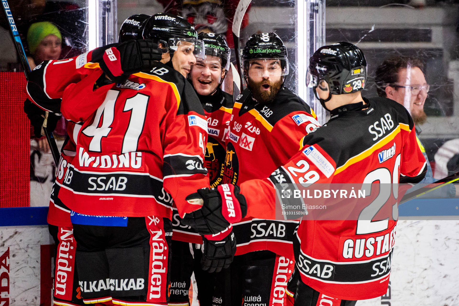 Luleås Austin Farley jublar med lagkamrater
