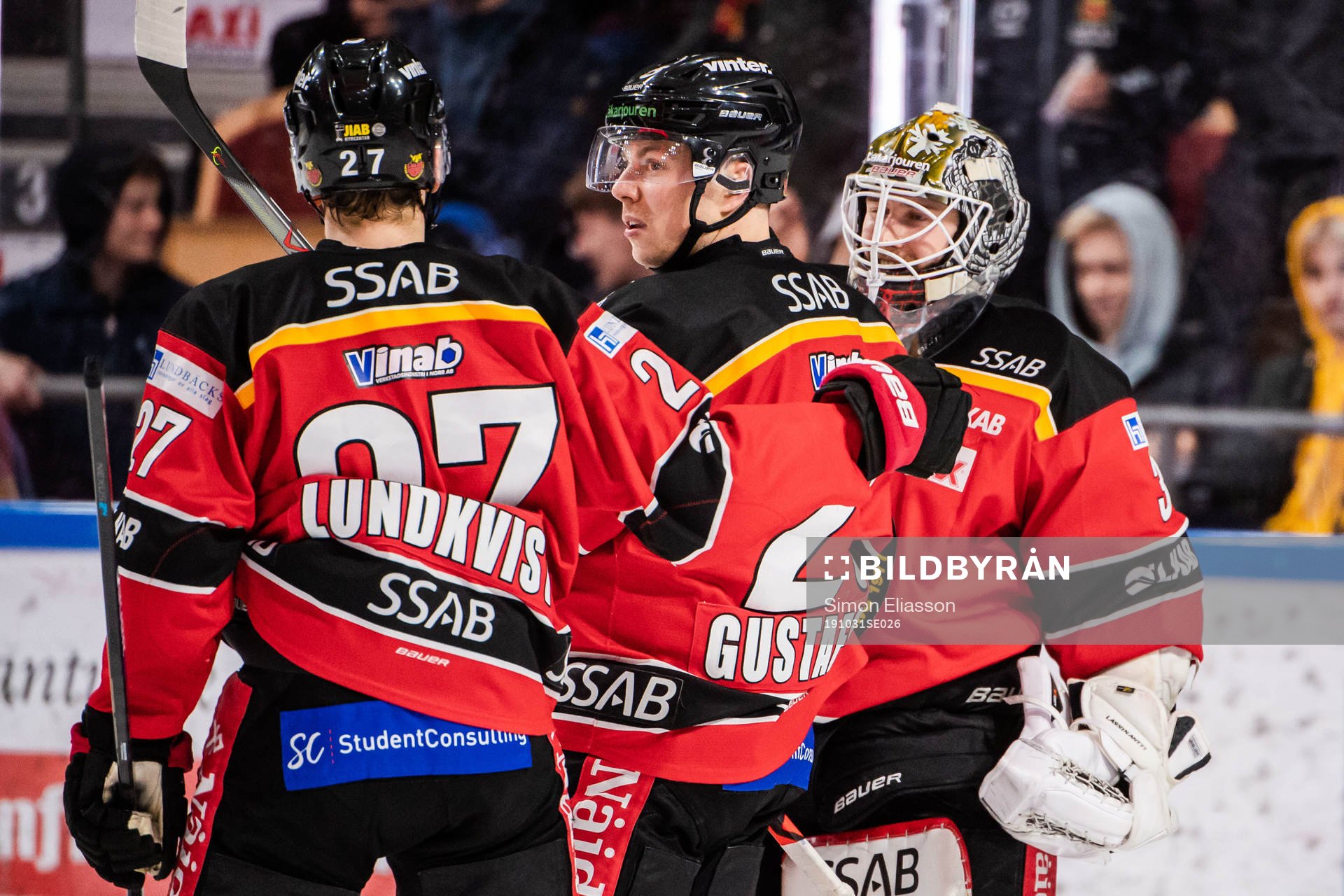 Luleås Erik Gustafsson jublar med lagkamrater