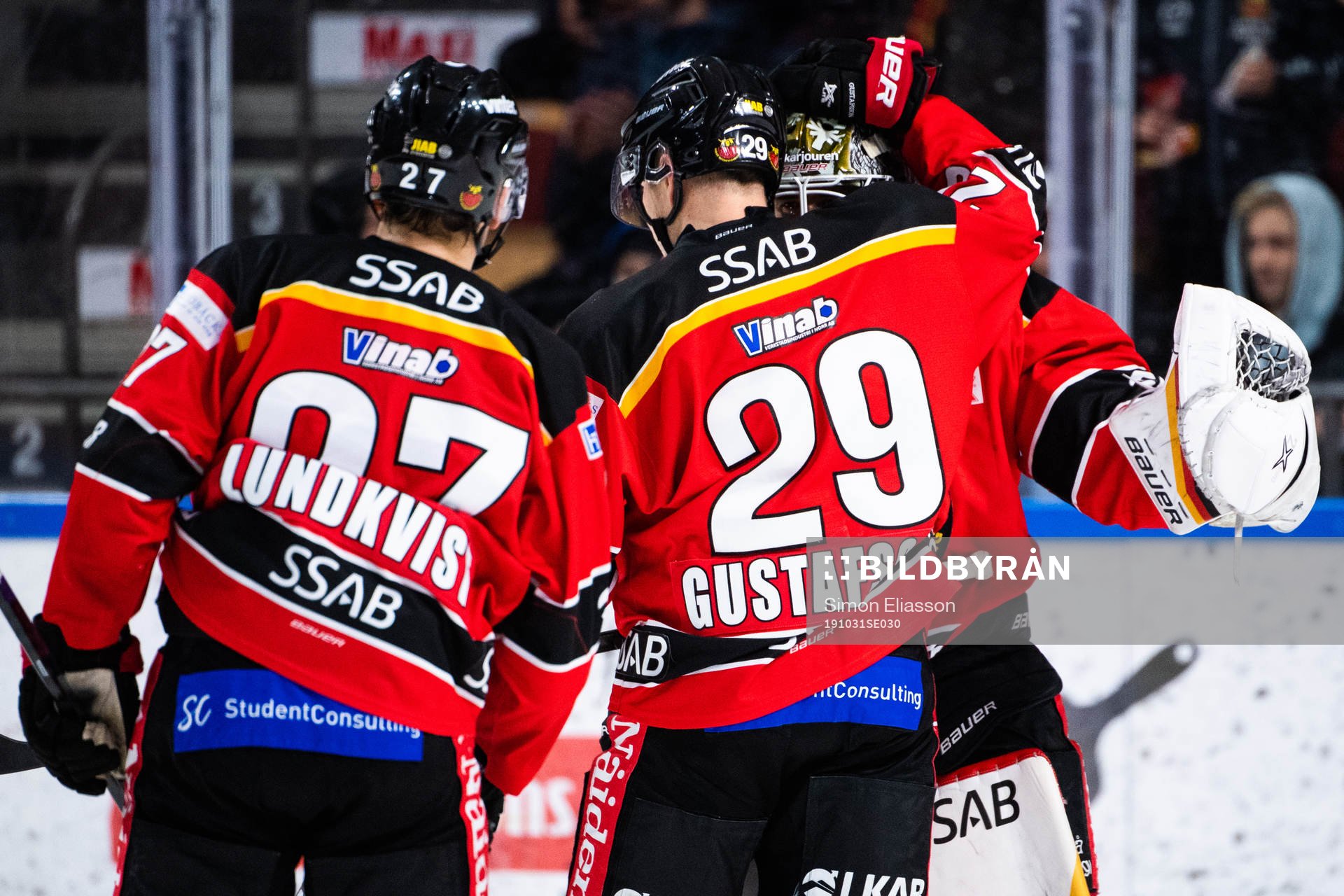 Luleås Erik Gustafsson och målvakt Joel Lassinantti jublar
