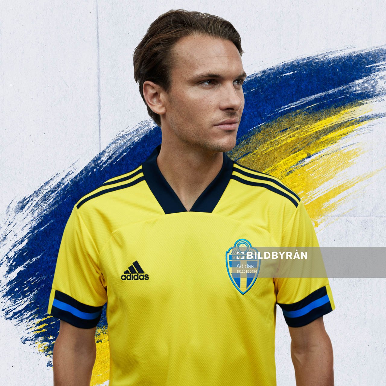 På denna handout-bild från Adidas ses Albin Ekdal i