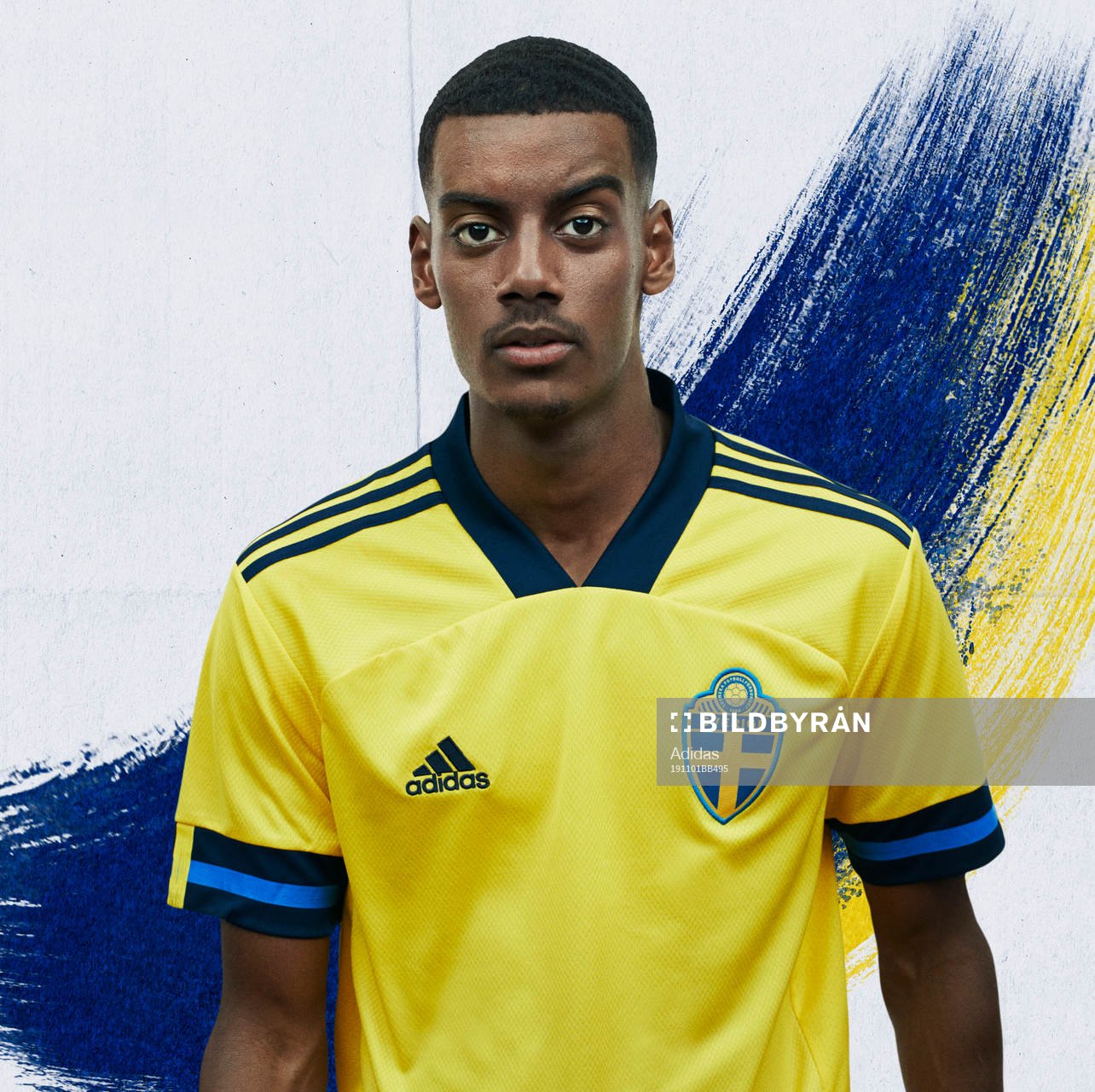 På denna handout-bild från Adidas ses Alexander Isak i