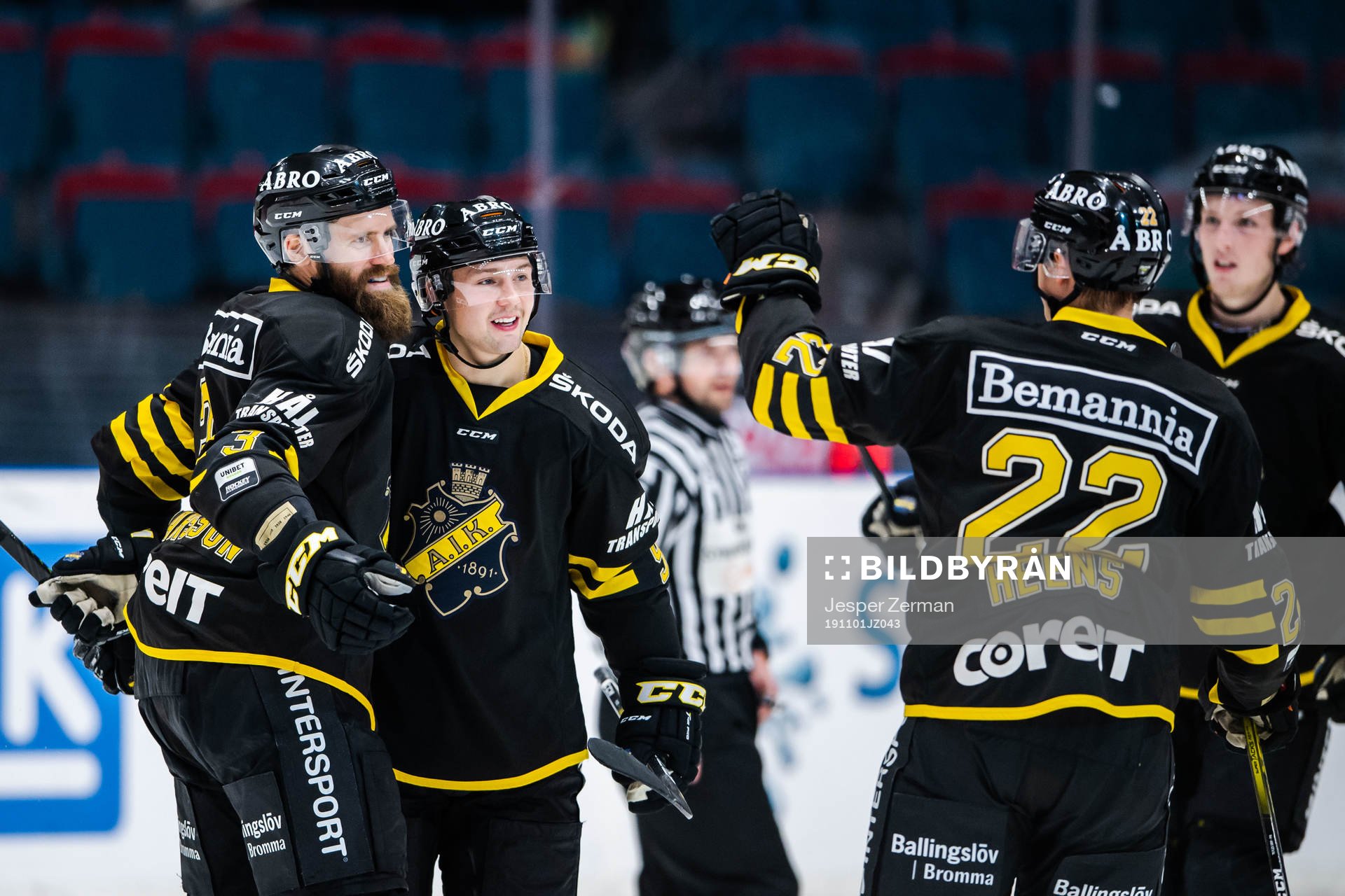 s Johan Larsson, Henrik Rommel och Isac Heens jublar