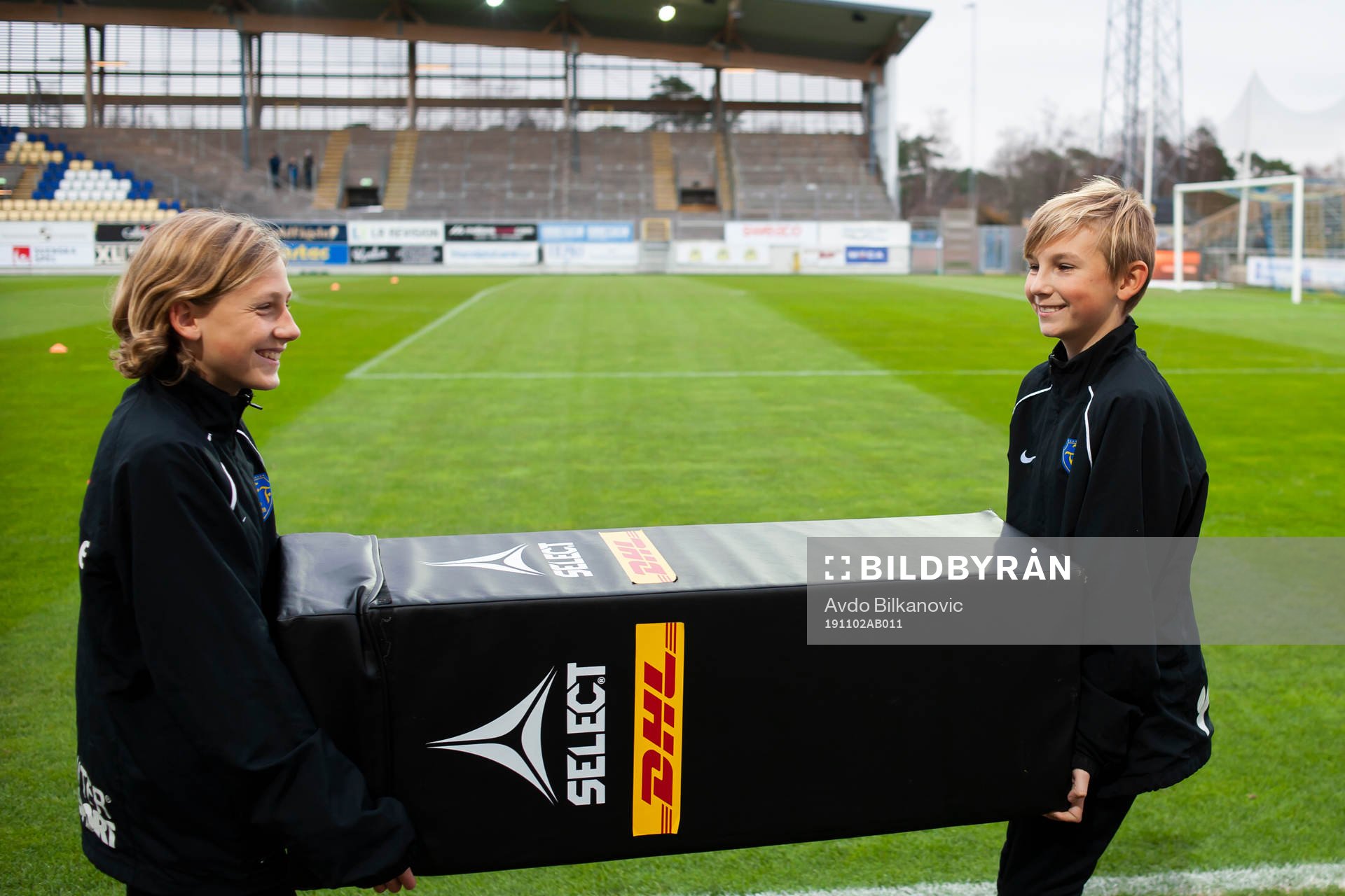 Falkenbergs Falcom alkoholfri Arena ungdomar hjälper med