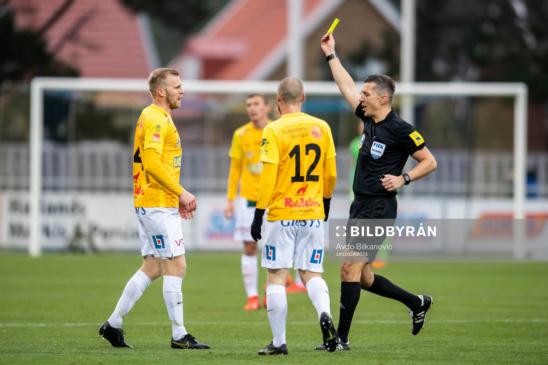 Falkenbergs Per Karlsson får varning av domare Bojan