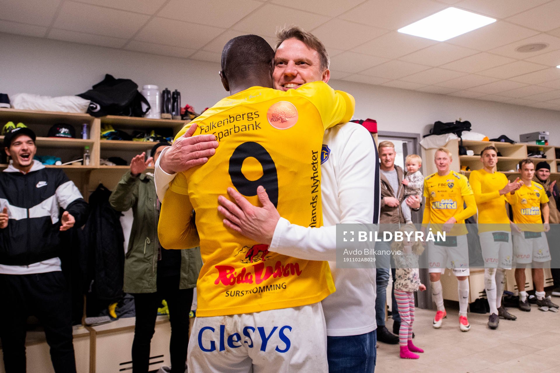Falkenbergs Nsima Peter och tränare Hasse Eklund jublar efter slutsignalen under fotbollsmatchen i Allsvenskan mellan Falkenberg och AFC Eskilstuna den 2 november 2019 i Falkenberg. 