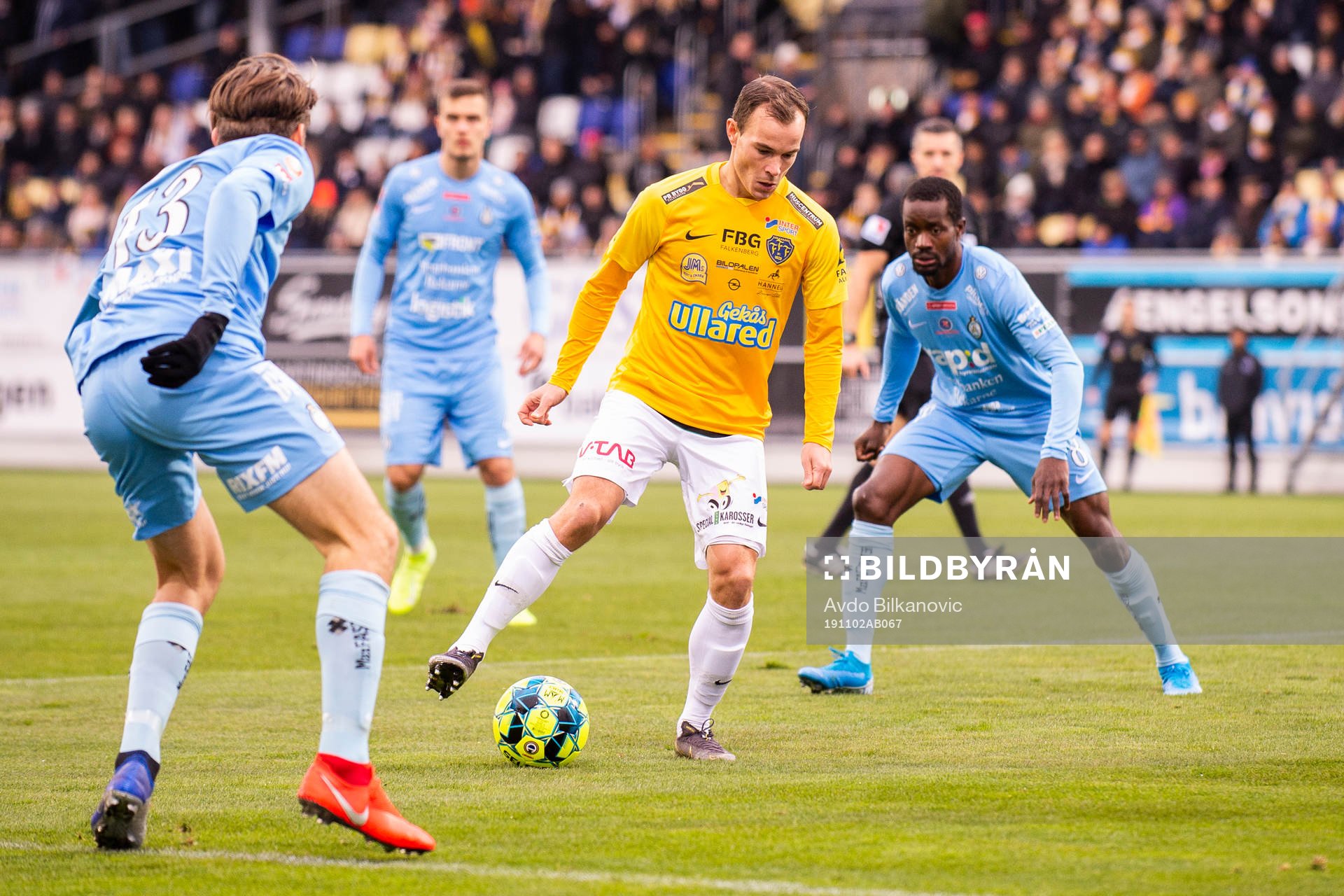 Falkenbergs Anton Wede omringad av AFC Eskilstunas Wilhelm