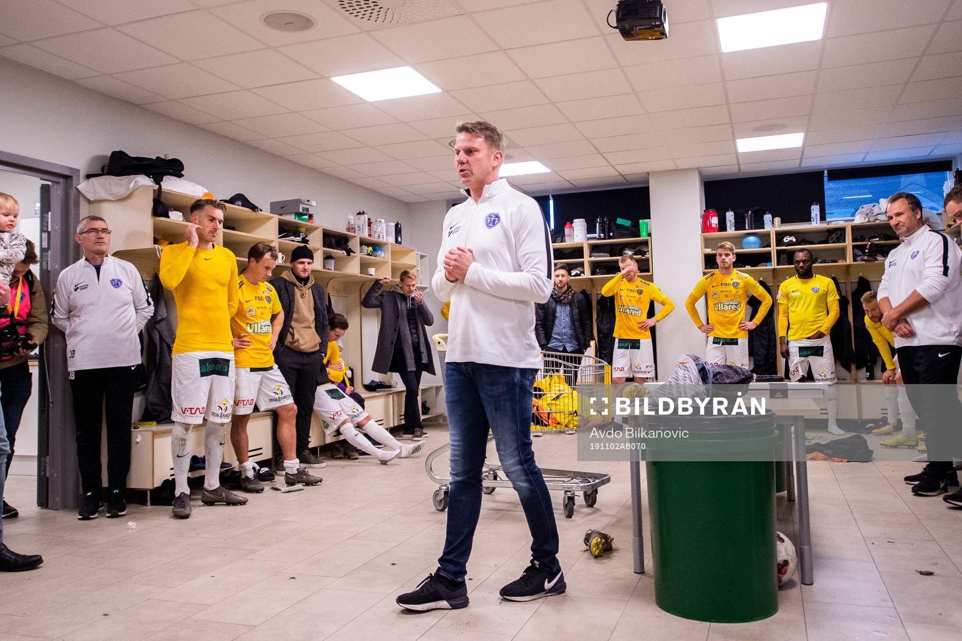 Falkenbergs tränare Hasse Eklund håller tal i