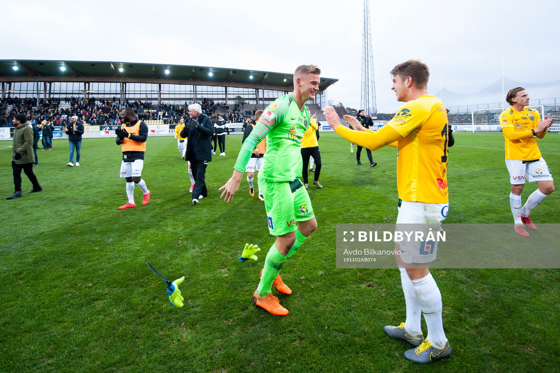 Falkenbergs målvakt Johan Brattberg och Marcus Mathisen jublar efter slutsignalen under fotbollsmatchen i Allsvenskan mellan Falkenberg och AFC Eskilstuna den 2 november 2019 i Falkenberg.