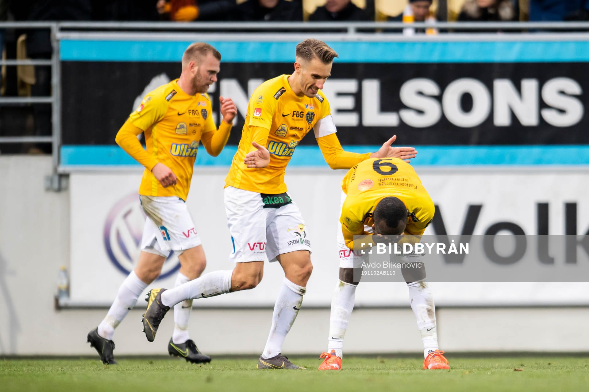 Falkenbergs Tobias Karlsson och Nsima Peter jublar