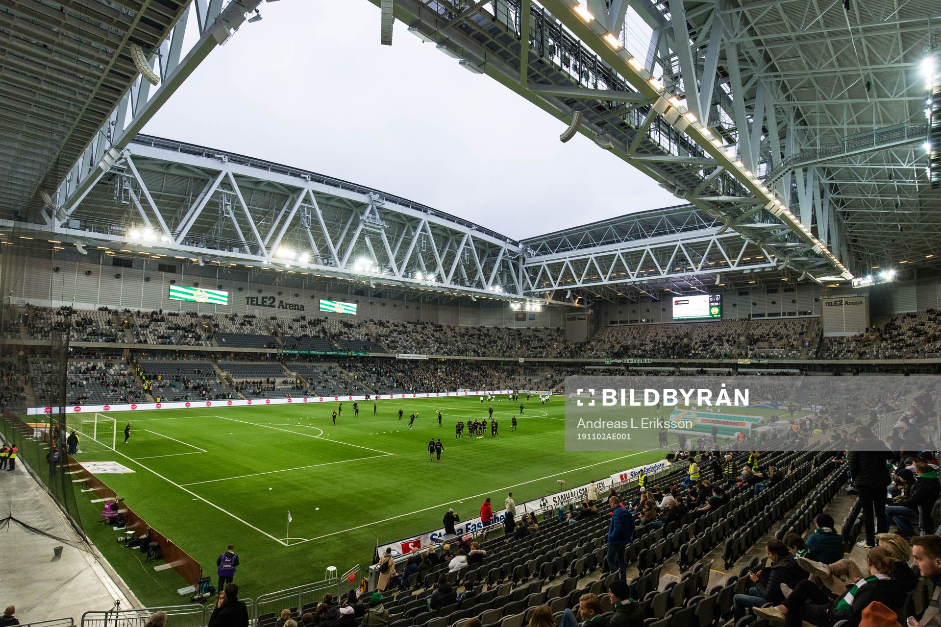 Hammarbys och Häckens spelare värmer upp på Tele2 Arena