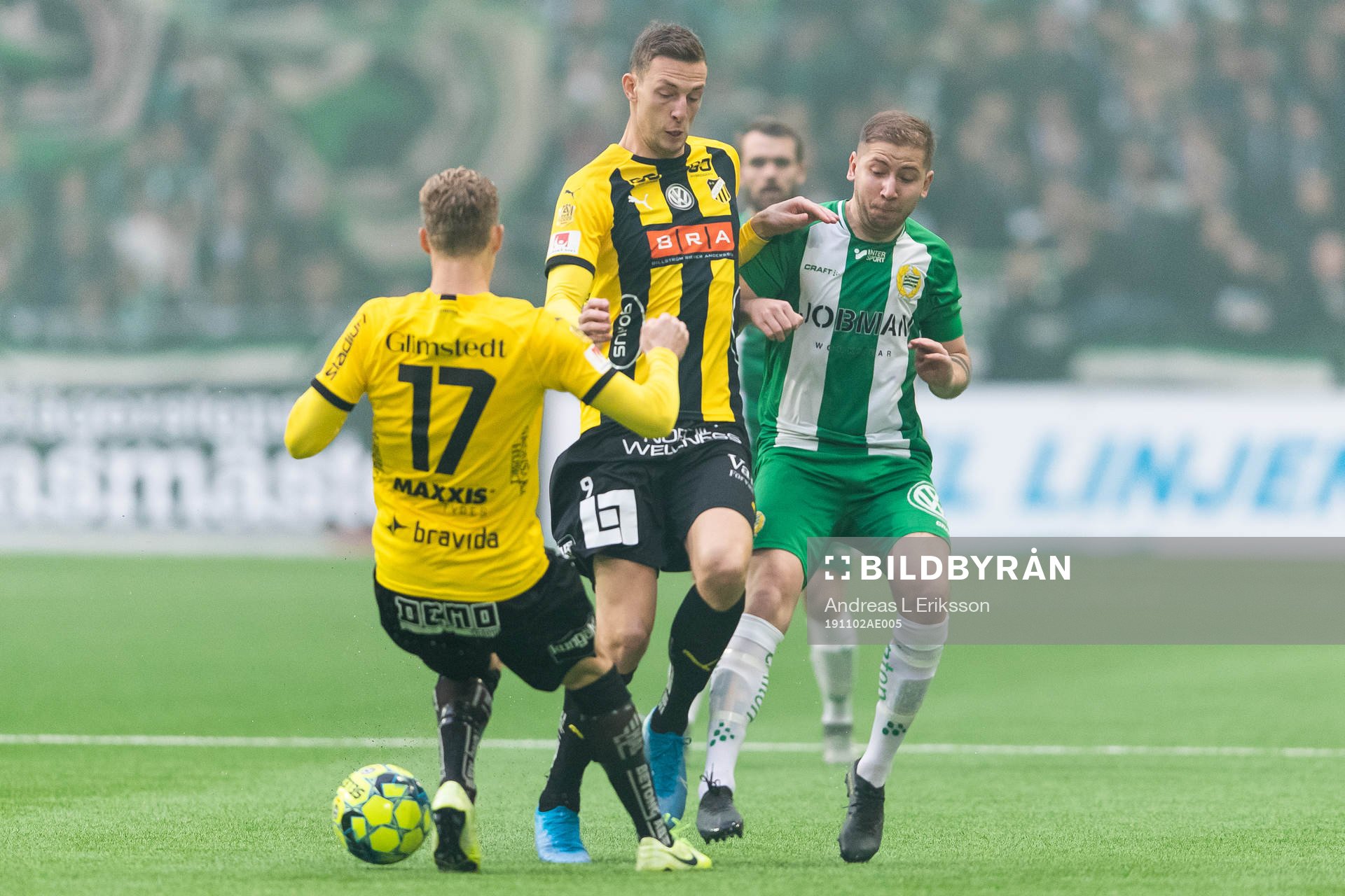 Häckens Gustav Berggren och Gustaf Nilsson i kamp om bollen med Hammarbys Darijan Bojanic under fotbollsmatchen i Allsvenskan mellan Hammarby och Häcken den 2 november 2019 i Stockholm.