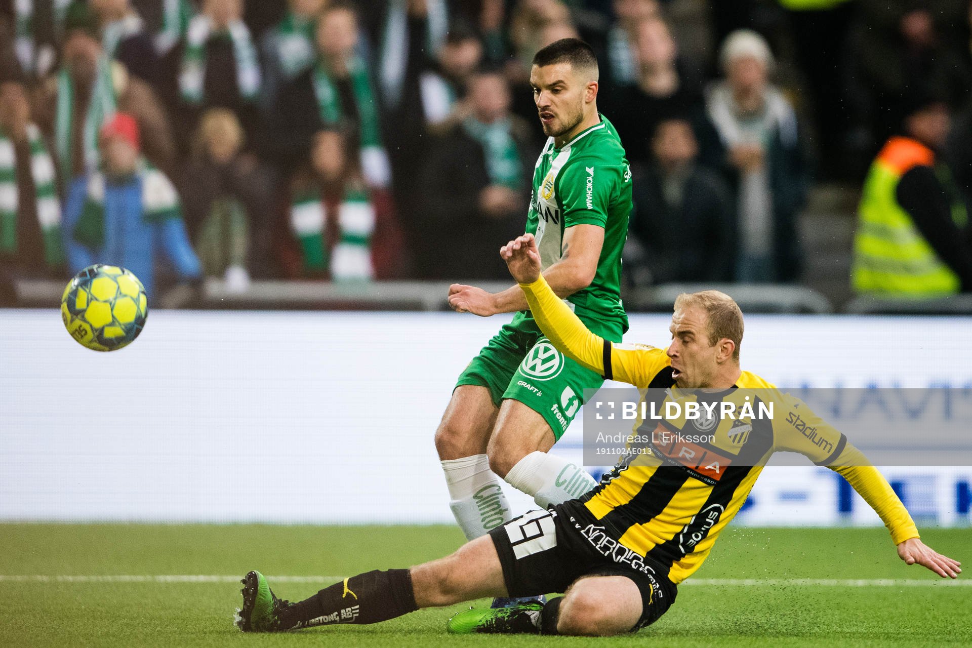 Hammarbys Vladimir Rodic med ett inlägg förbi Häckens