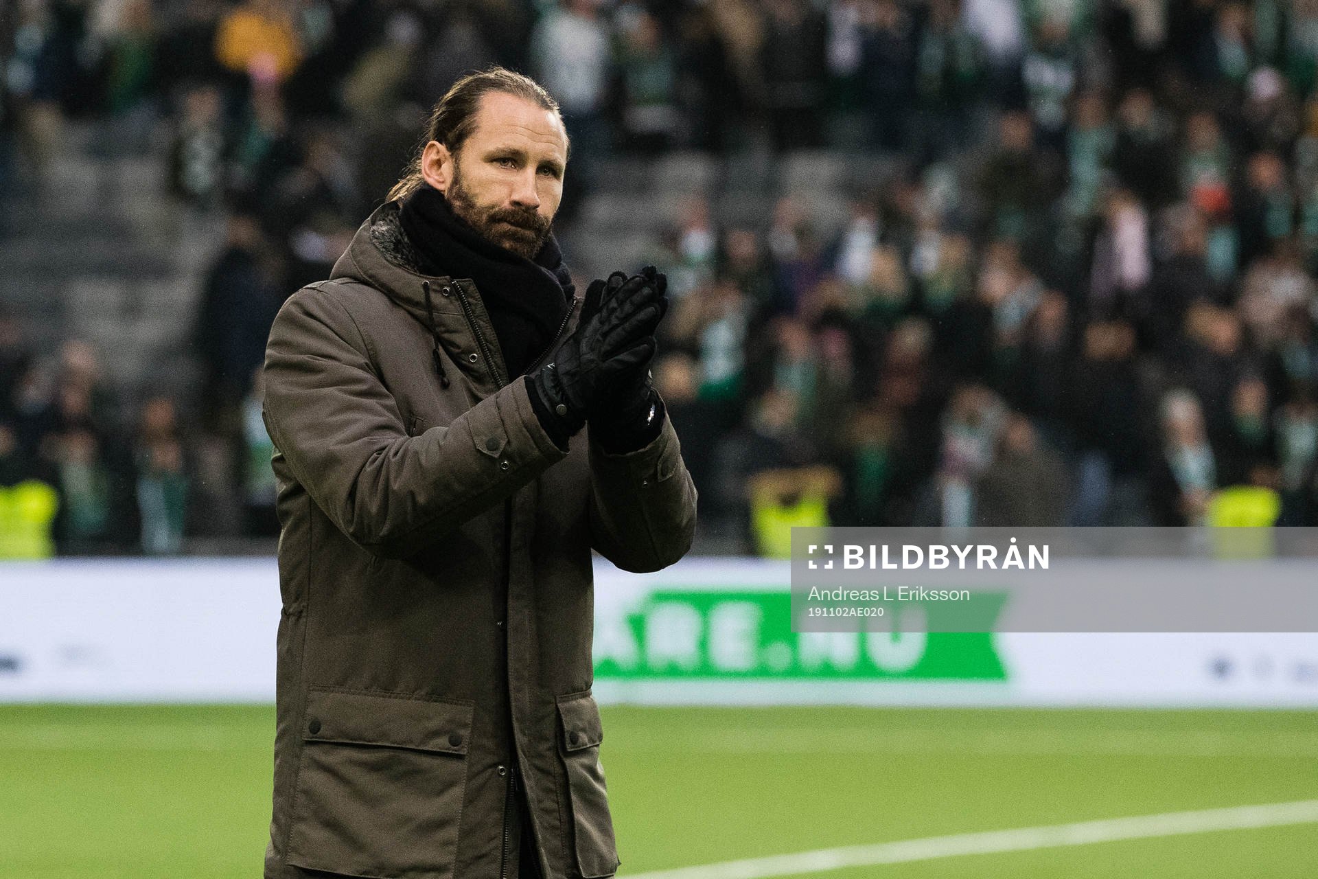 Hammarbys målvakt Johan Wiland tackar publiken