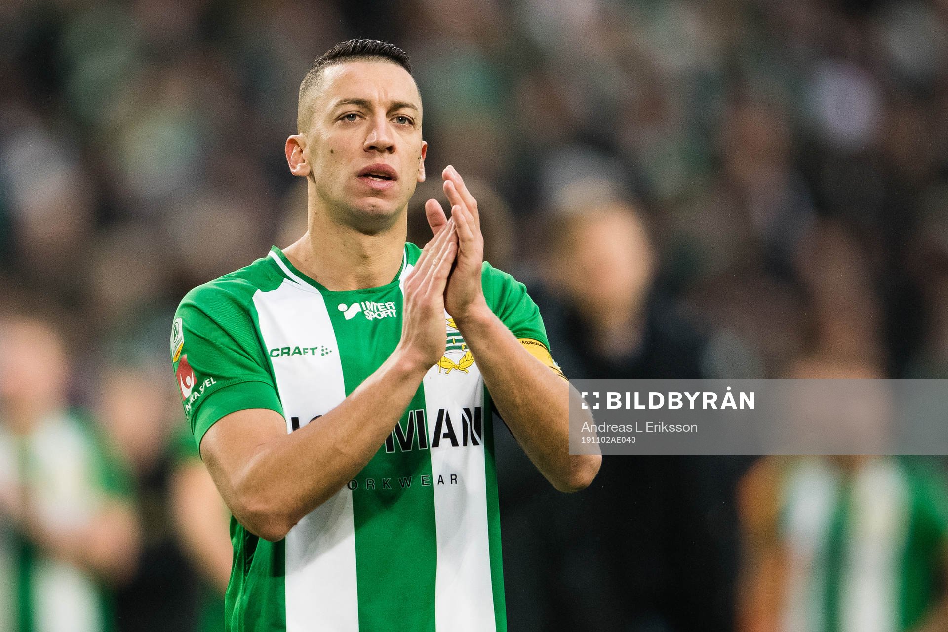 Hammarbys Nikola Djurdjic tackar publiken efter fotbollsmatchen i Allsvenskan mellan Hammarby och Häcken den 2 november 2019 i Stockholm.