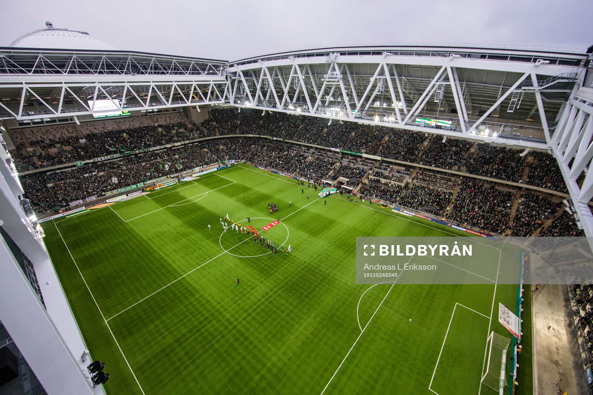 Generell vy av Tele2 Arena när spelarna ställer upp sig