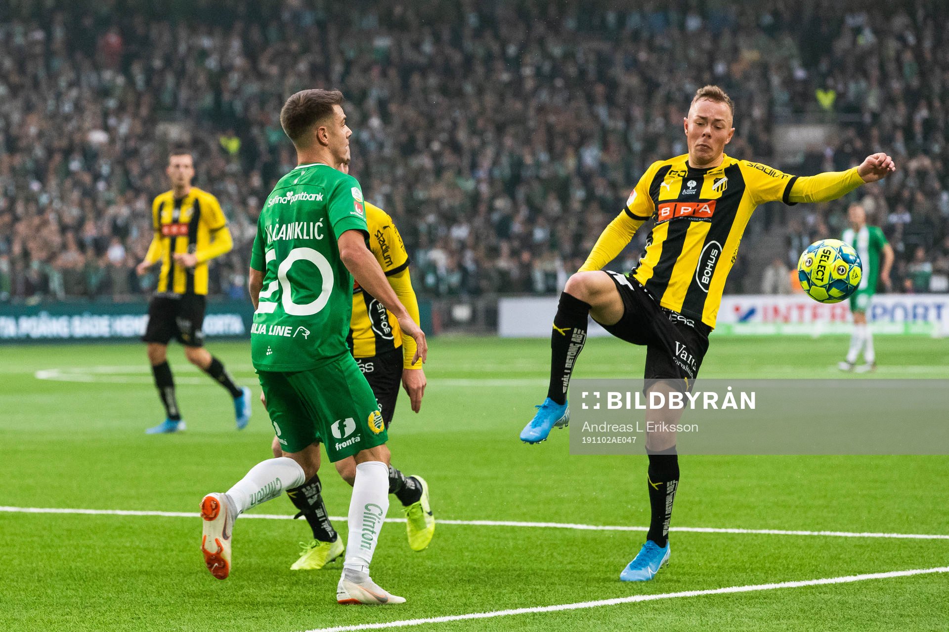 Hammarbys Alexander Kacaniklic och Häckens Adam Andersson
