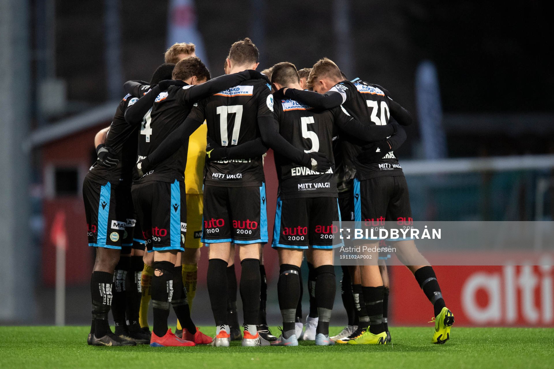 Players of of Sandnes Ulf gather