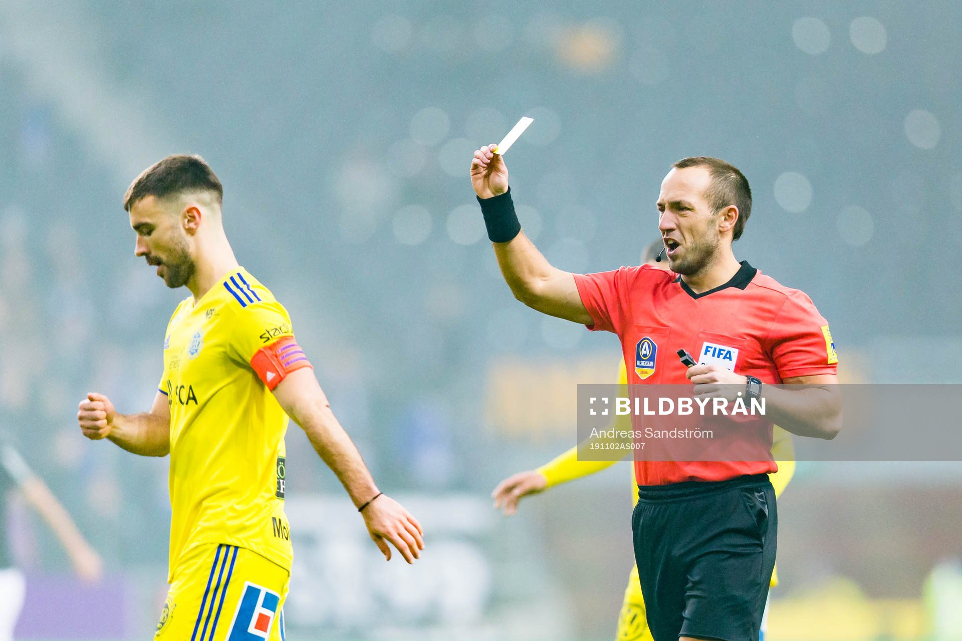 domare Kaspar Sjöberg ger gult kort till Sundsvalls Carlos