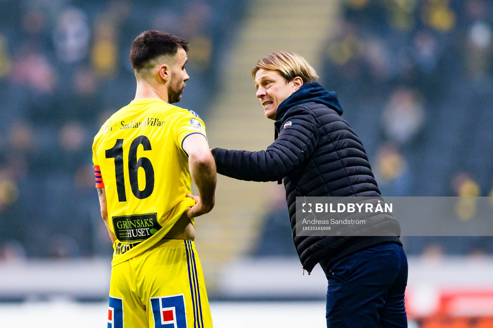 Sundsvalls tränare Tony Gustavsson ger direktiv till Sundsvalls Carlos Gracia under fotbollsmatchen i Allsvenskan mellan AIK och GIF Sundsvall den 2 november 2019 i Stockholm.