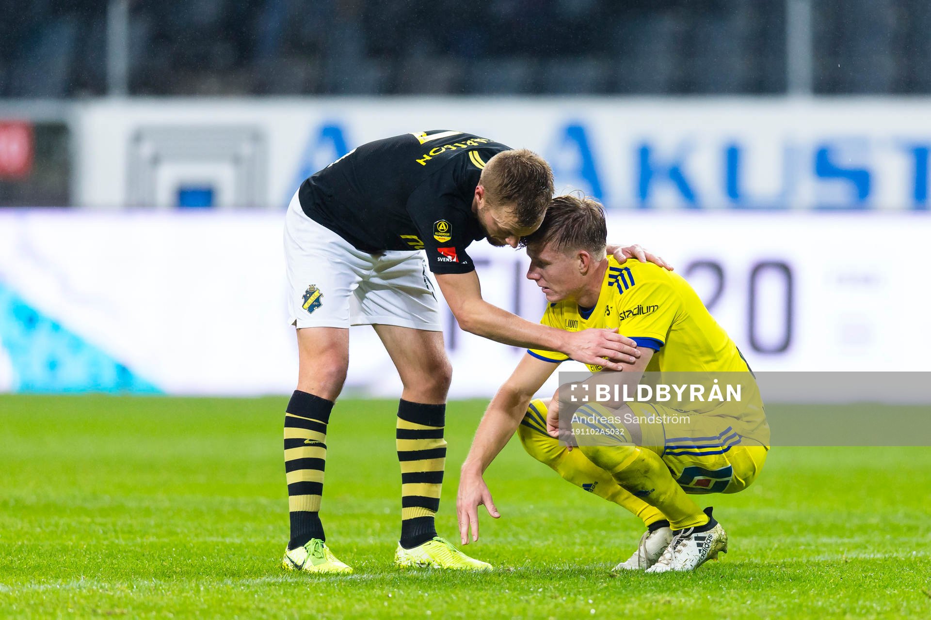 s Sebastian Larsson tröstar Sundsvalls Eric Björkander