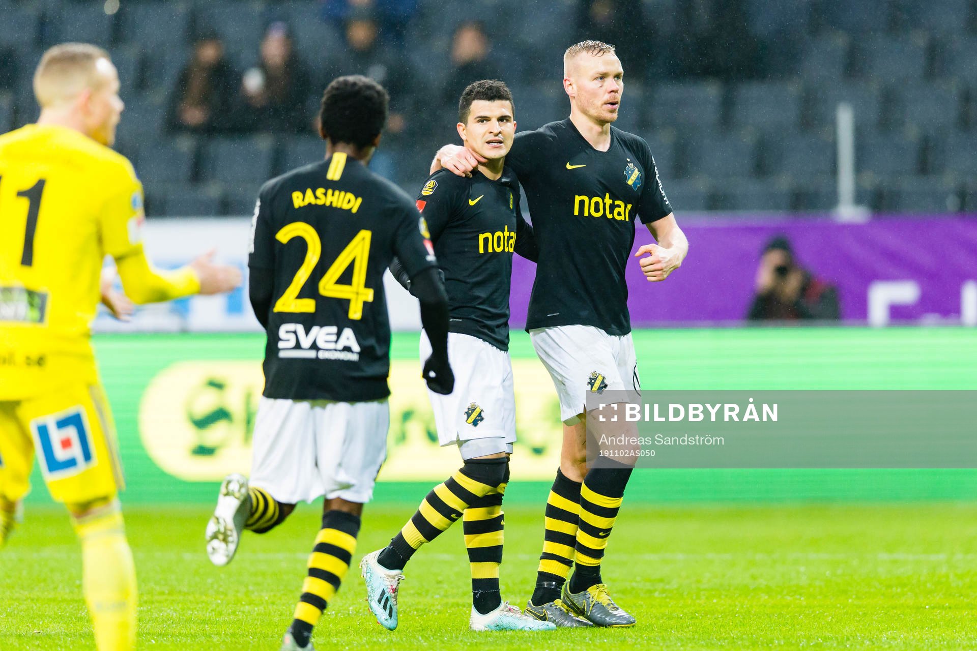 AIK:s Kolbeinn Sigthorsson (h) gör 1-0 och firar med AIK:s Tarik Elyounoussi under fotbollsmatchen i Allsvenskan mellan AIK och GIF Sundsvall den 2 november 2019 i Stockholm. 