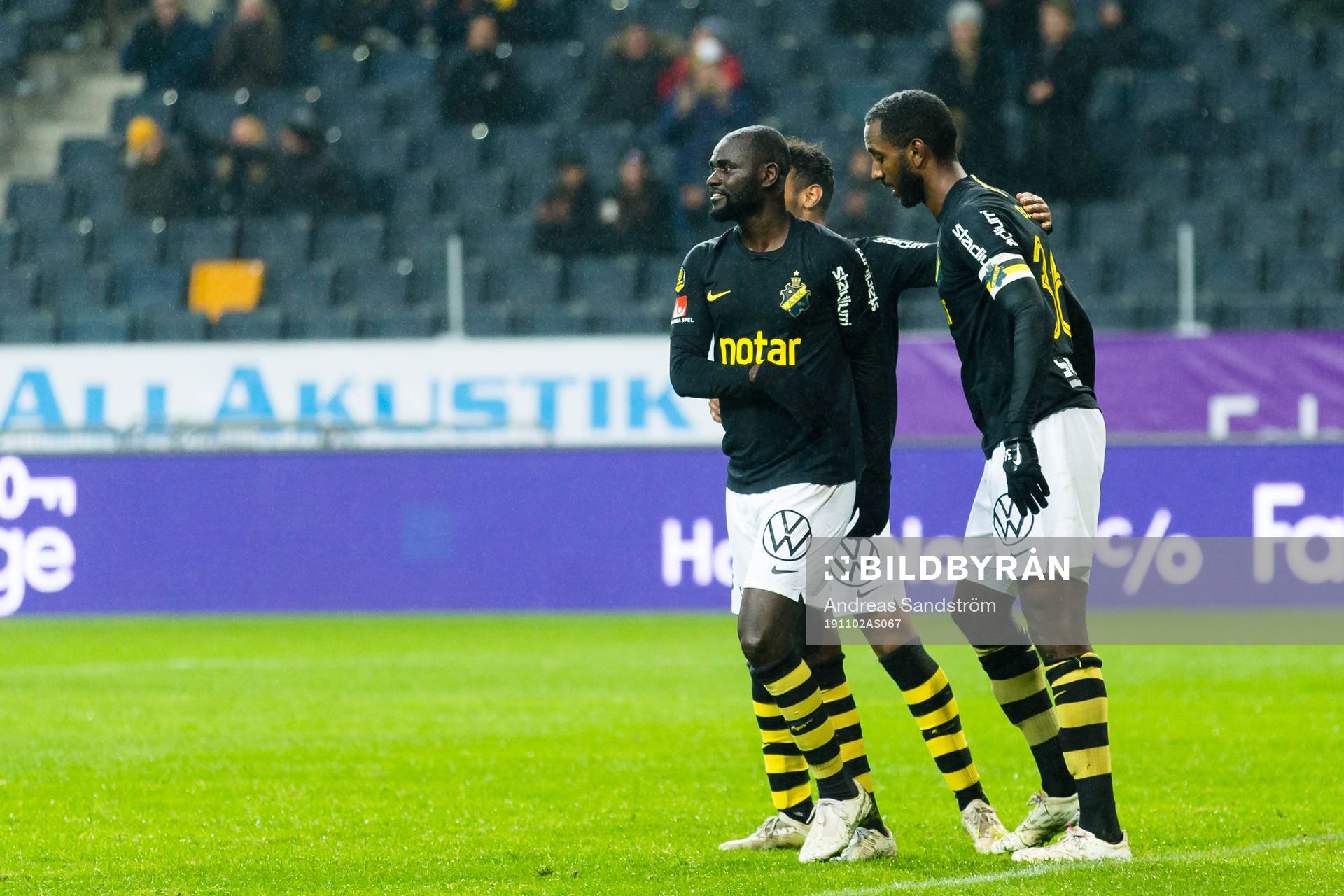 s Henok Goitom gör 2-1 och gratuleras av lagkamrater