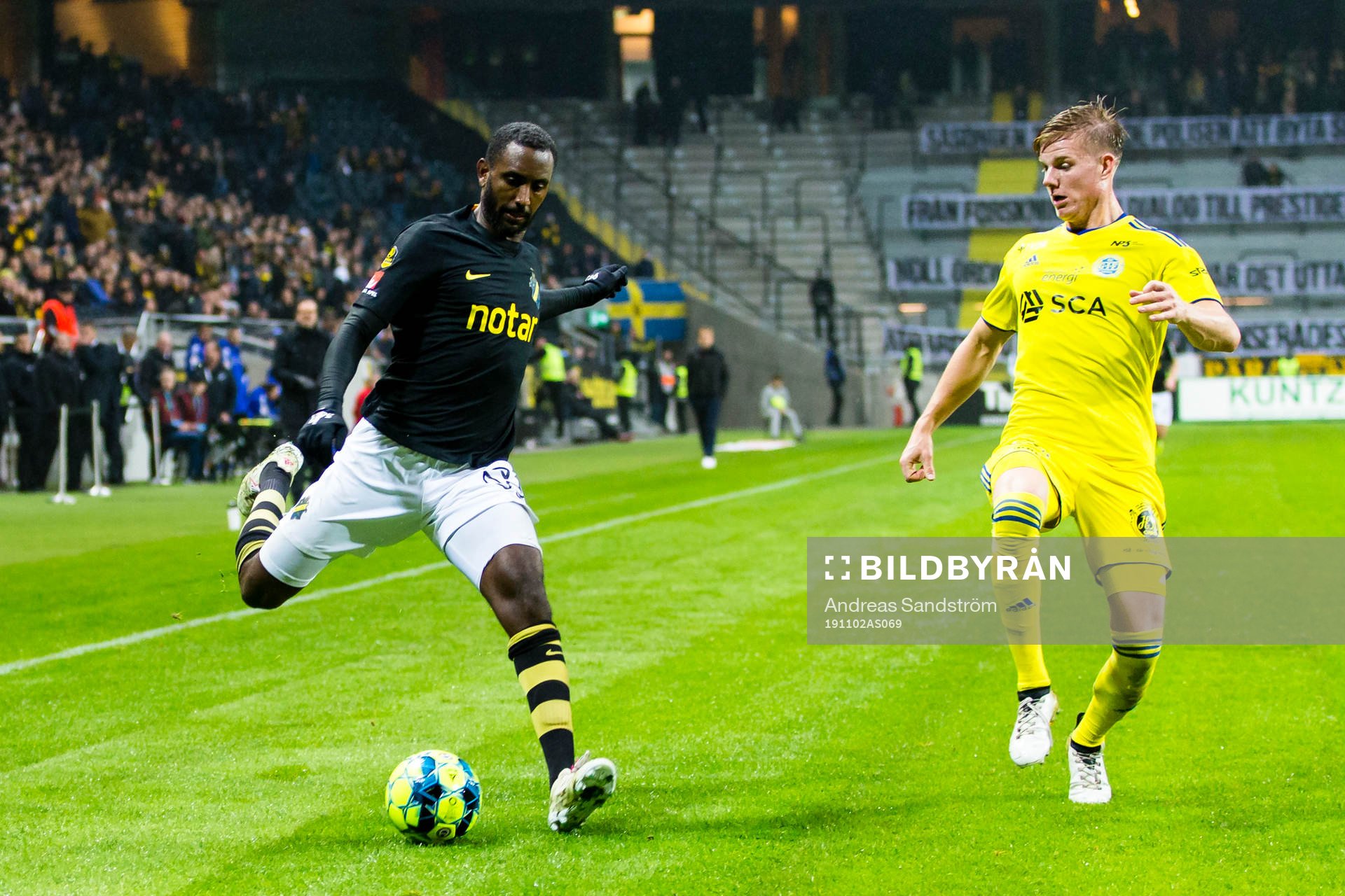 AIK:s Henok Goitom och Sundsvalls Eric Björkander under fotbollsmatchen i Allsvenskan mellan AIK och GIF Sundsvall den 2 november 2019 i Stockholm.