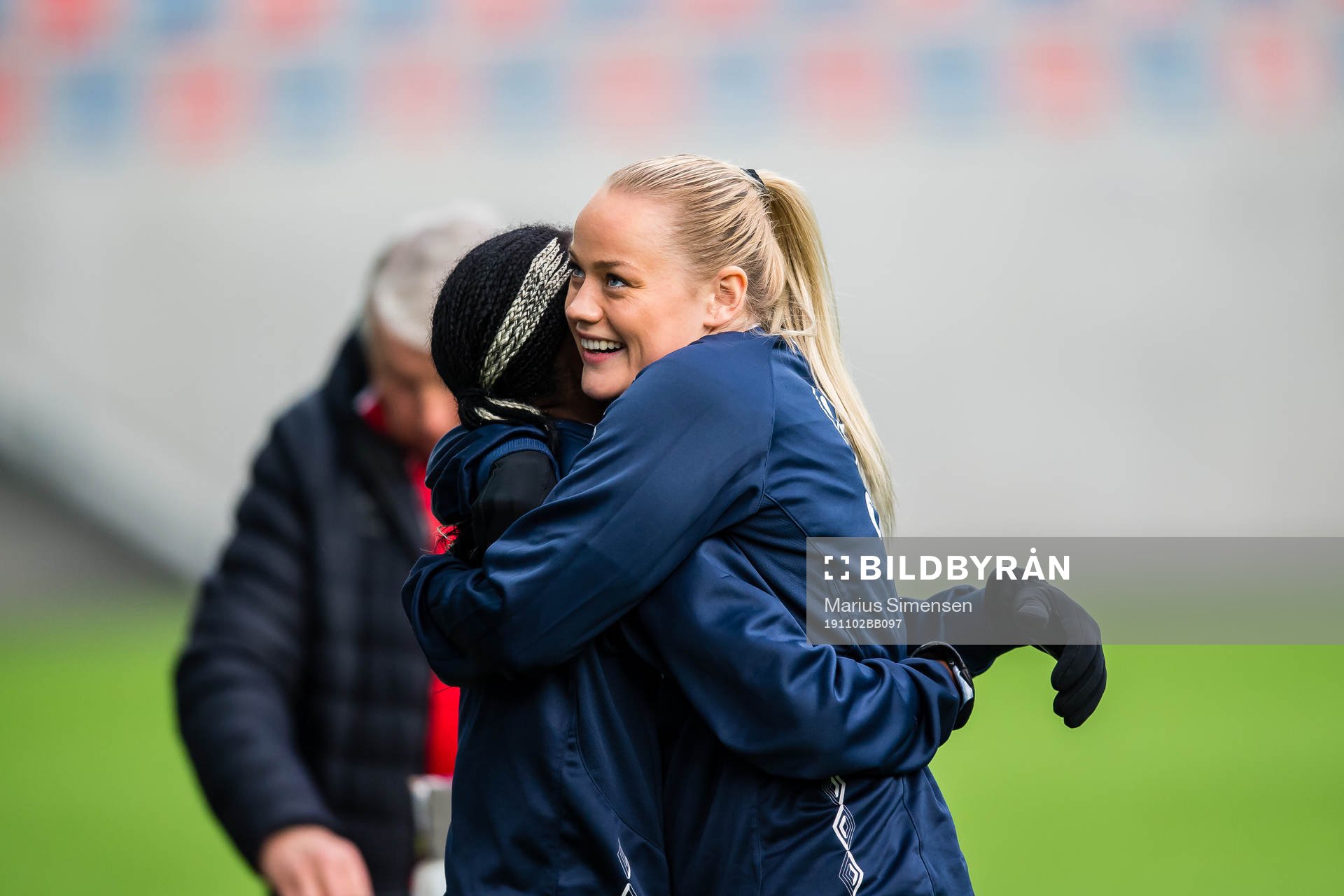 Ajara Nchout Njoya and Victoria Ludvigsen of Vålerenga