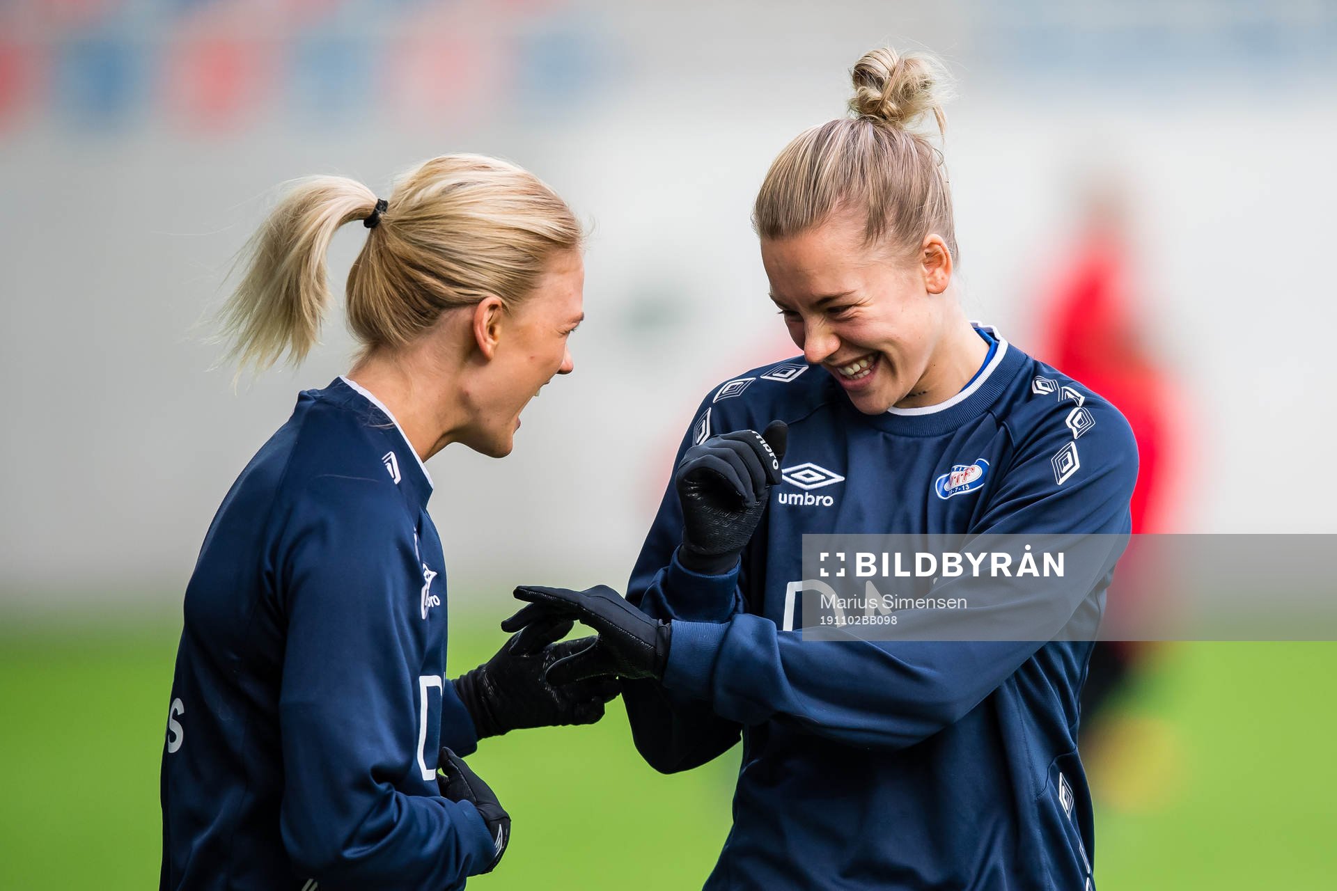 Rikke Marie Madsen and Marie Dølvik Markussen of Vålerenga