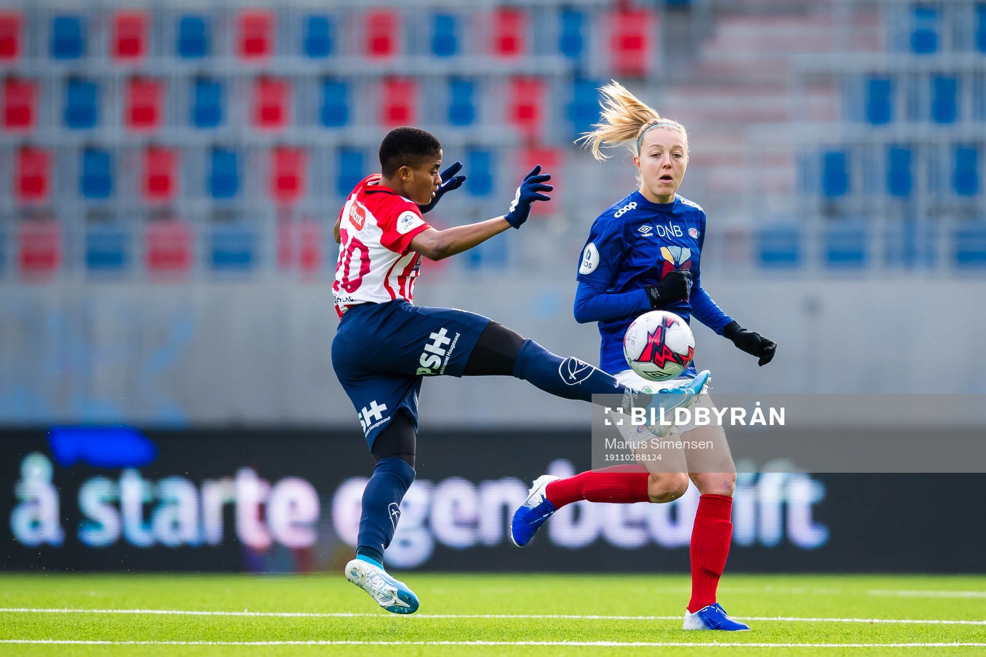 Rasheedat Busayo Ajibade of Avaldsnes and Maruschka Waldus