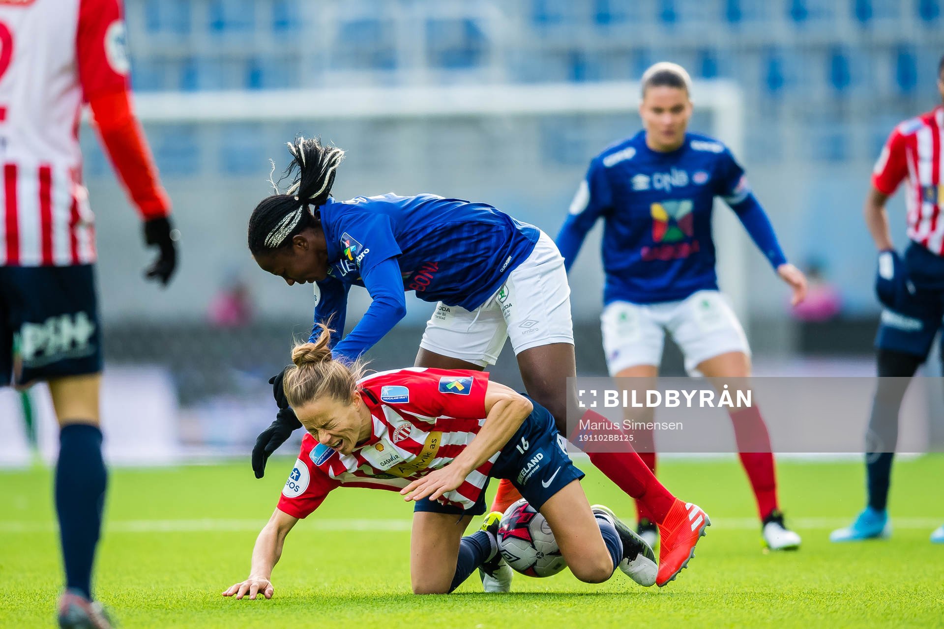 Ajara Nchout Njoya of Vålerenga and Aivi Belinda Kerstin
