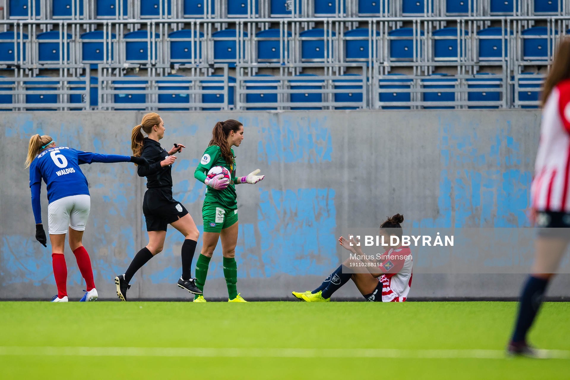 Hannah Grace Seabert of Vålerenga and Giovanna de Oliveira of Avaldsnes during the Toppserien football match between Vålerenga and Avaldsnes on November 2, 2019 in Oslo.